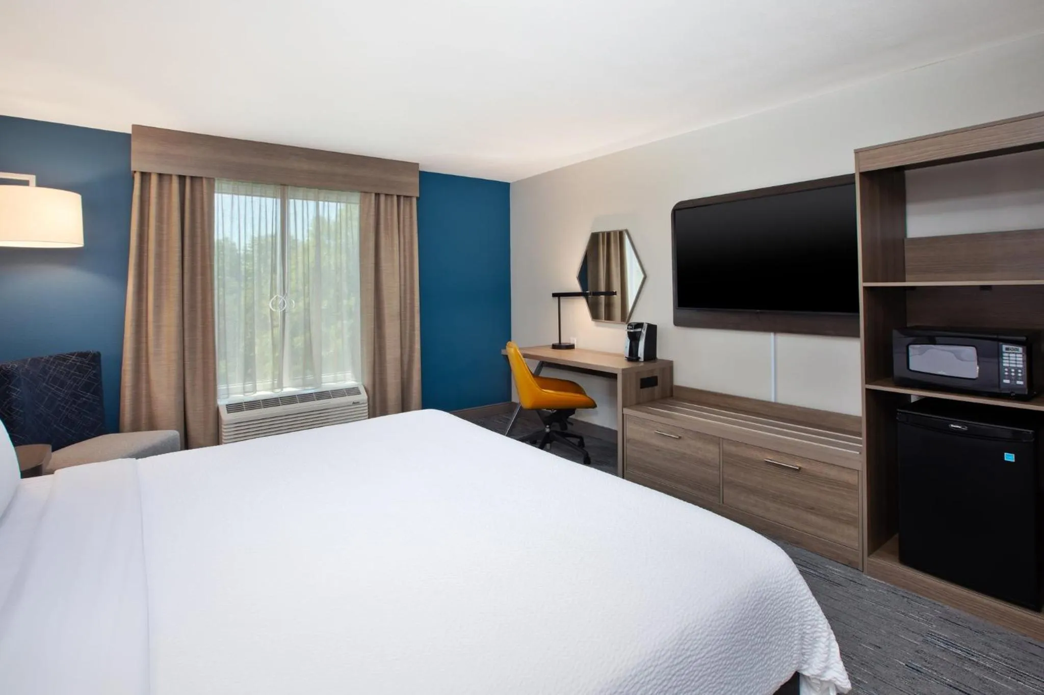 Photo of the whole room, Bed in Holiday Inn Express & Suites I-26 & Us 29 At Westgate Mall by IHG