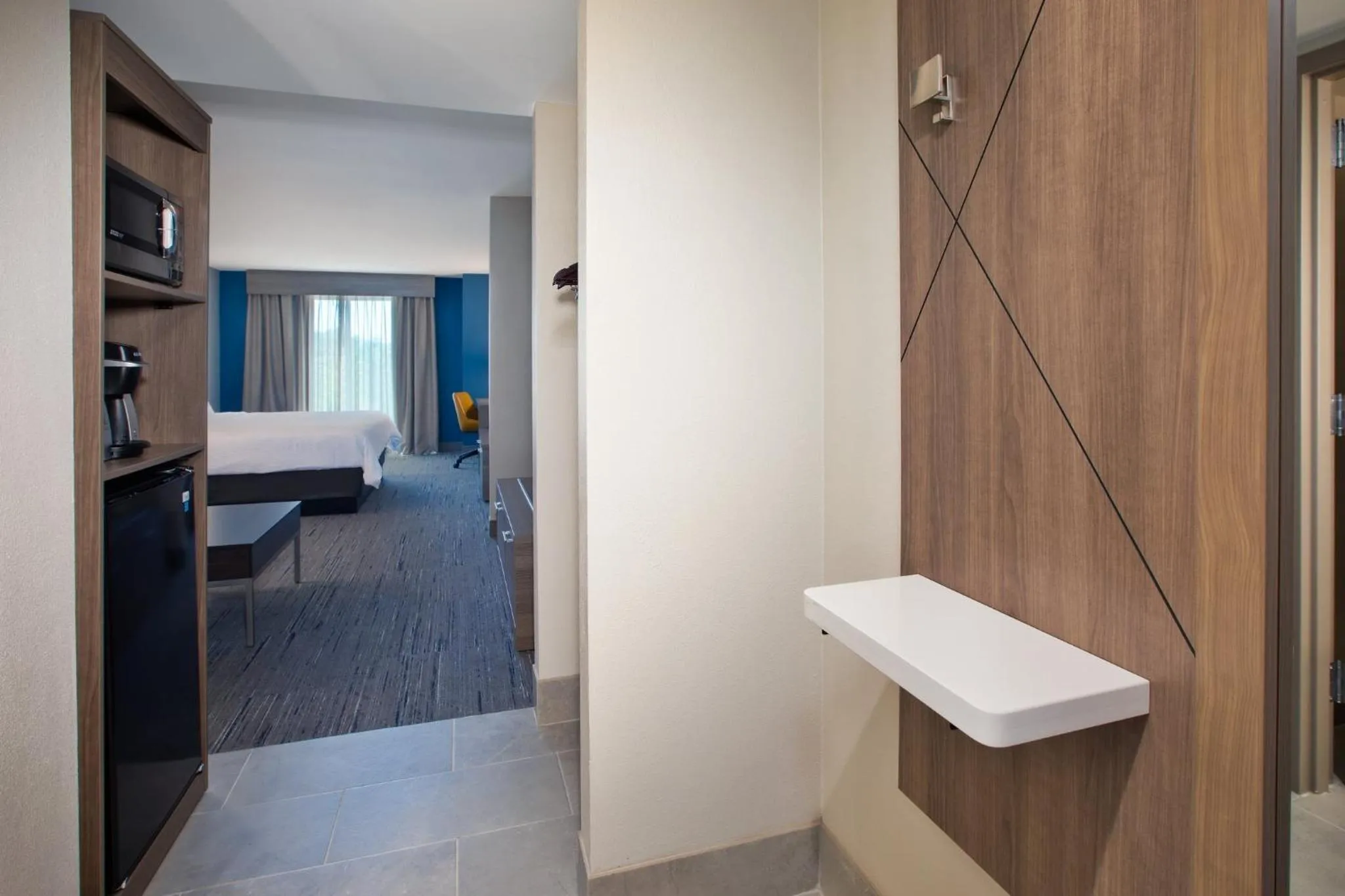 Photo of the whole room, Bed in Holiday Inn Express & Suites I-26 & Us 29 At Westgate Mall by IHG