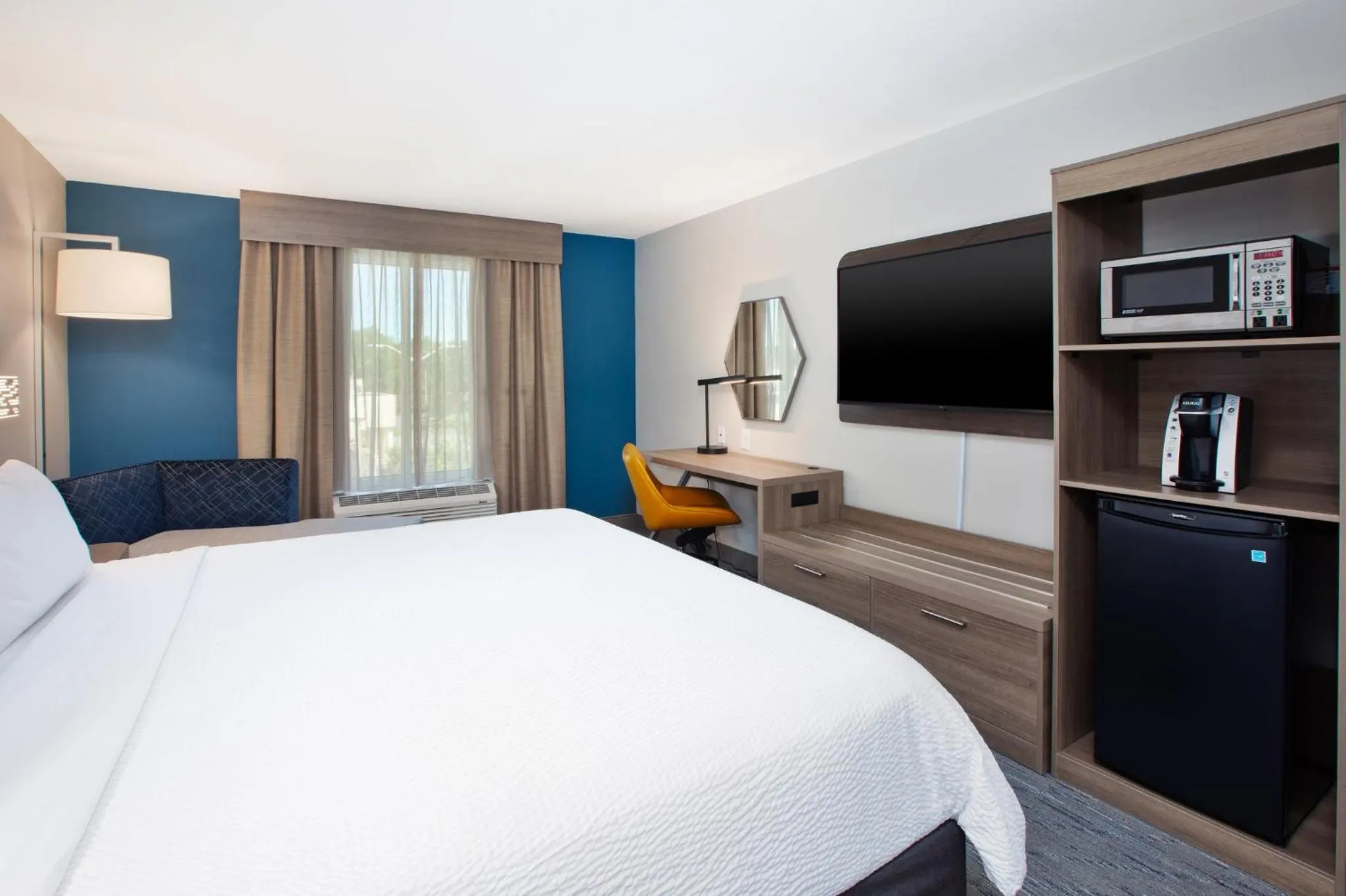 Photo of the whole room, Bed in Holiday Inn Express & Suites I-26 & Us 29 At Westgate Mall by IHG