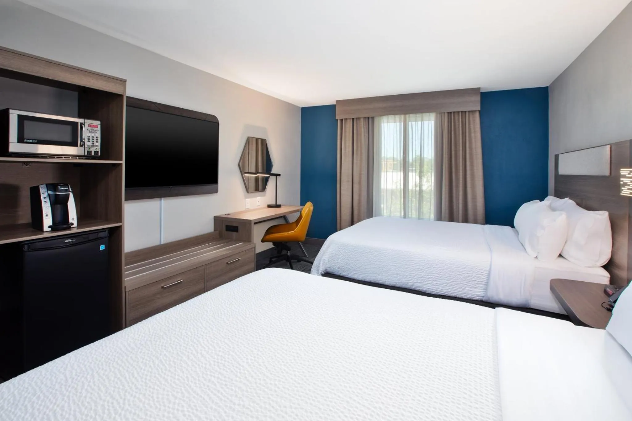 Photo of the whole room, Bed in Holiday Inn Express & Suites I-26 & Us 29 At Westgate Mall by IHG