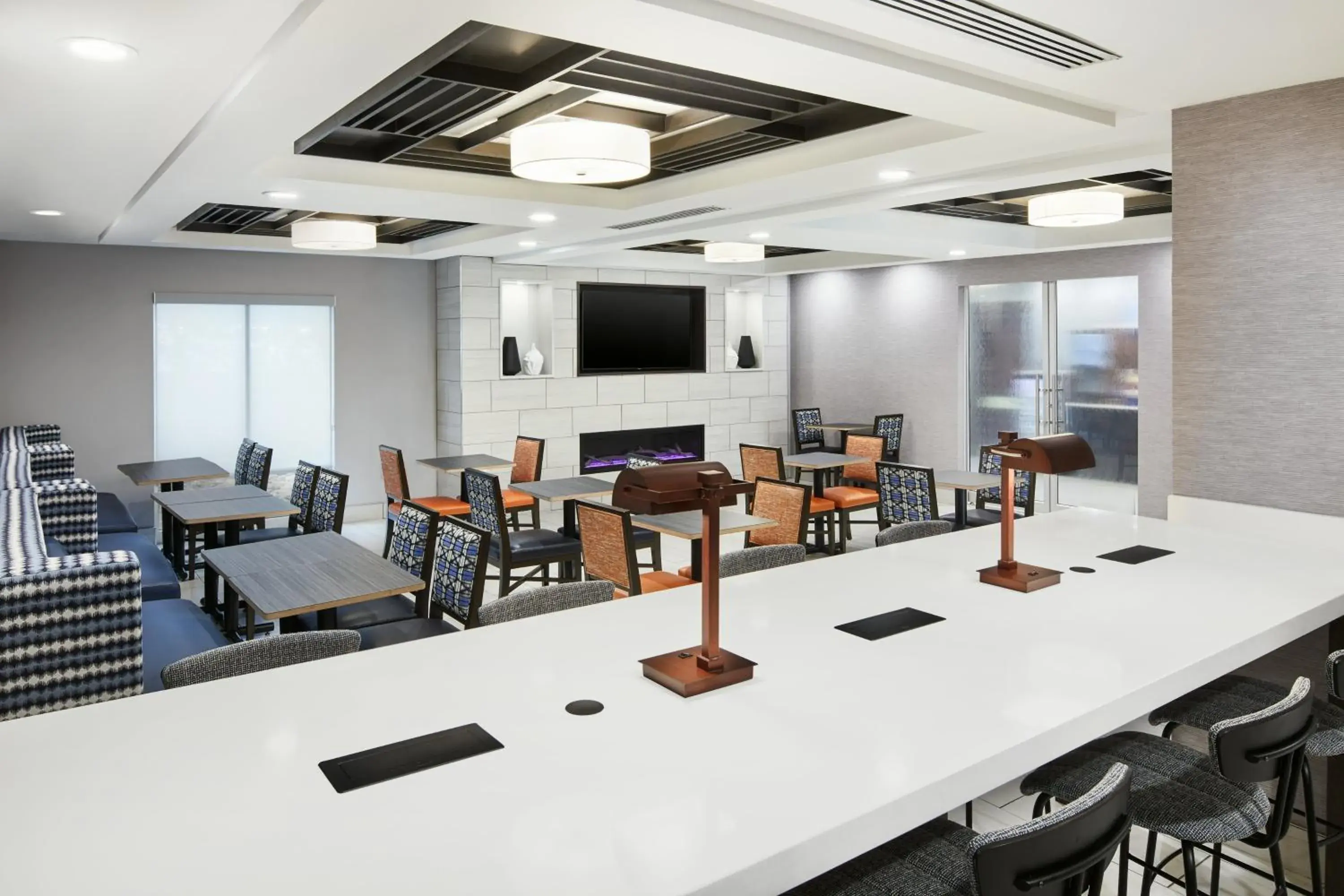 Property building in Holiday Inn Express & Suites I-26 & Us 29 At Westgate Mall by IHG Property building in Holiday Inn Express & Suites I-26 & Us 29 At Westgate Mall by IHG