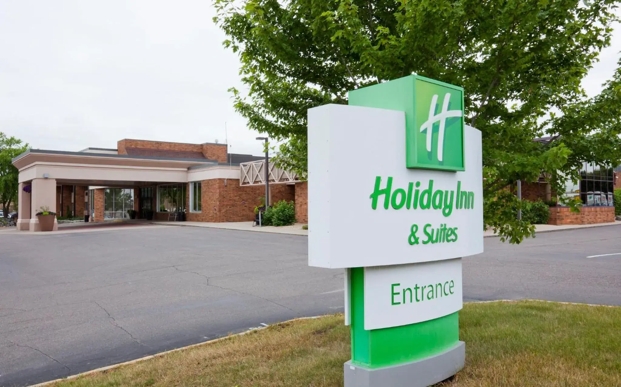 Property building in Holiday Inn & Suites St. Cloud by IHG Property building in Holiday Inn & Suites St. Cloud by IHG