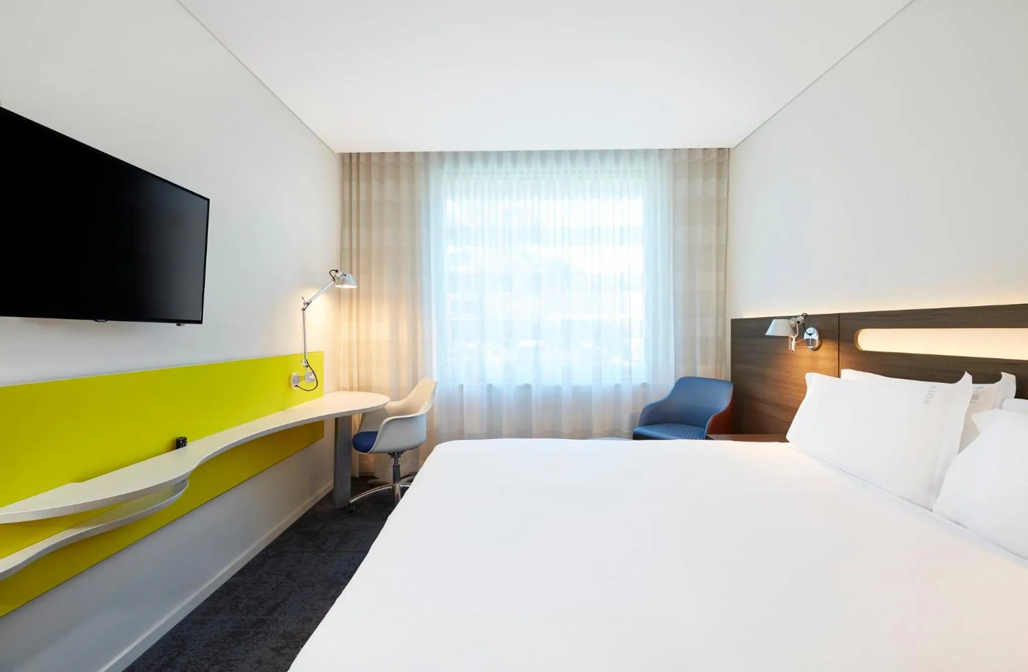 Photo of the whole room, Bed in Holiday Inn Express Sydney Macquarie Park by IHG