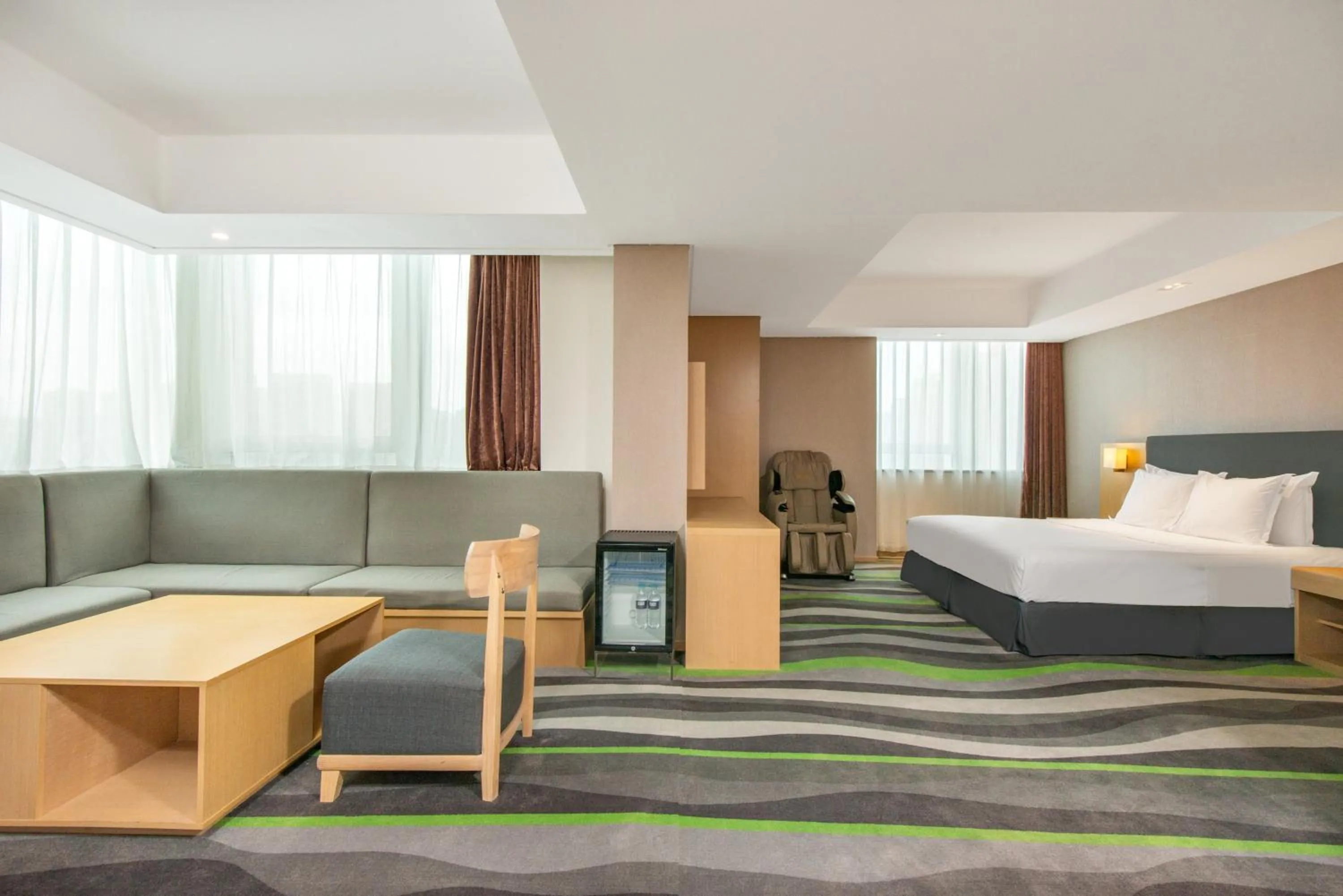 Photo of the whole room, Bed in Holiday Inn Express Jinan High-Tech Zone by IHG