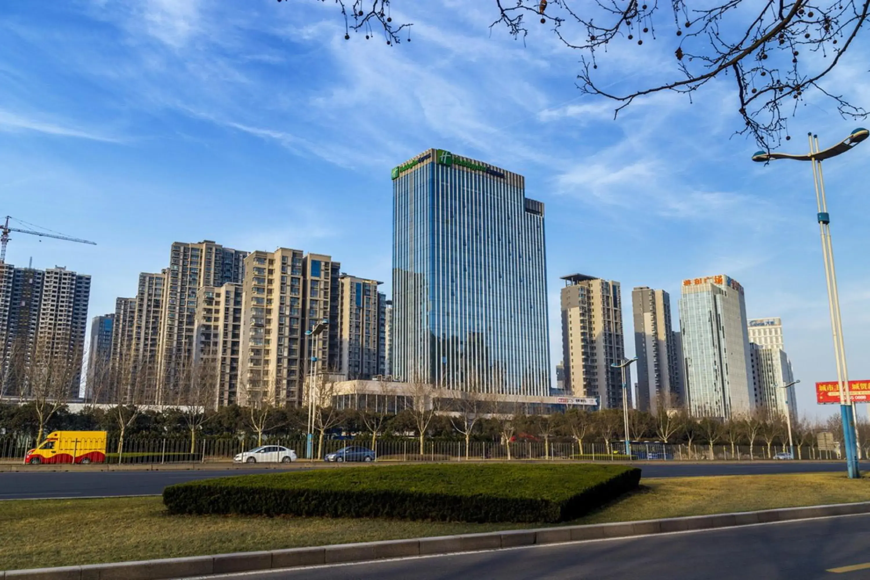 Property building in Holiday Inn Express Jinan High-Tech Zone by IHG Property building in Holiday Inn Express Jinan High-Tech Zone by IHG