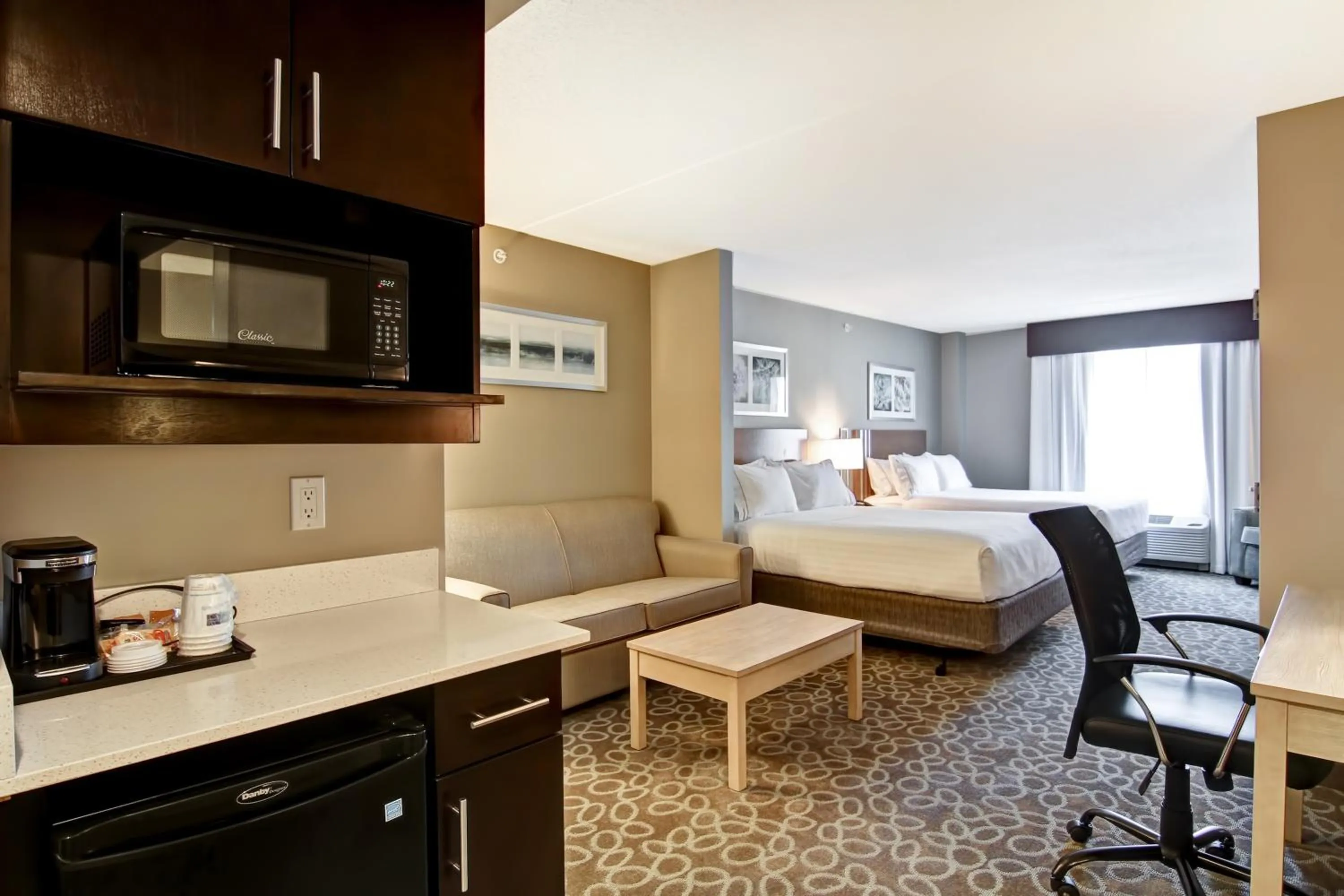 Photo of the whole room, Bed in Holiday Inn Express & Suites Oshawa Downtown - Toronto Area by IHG