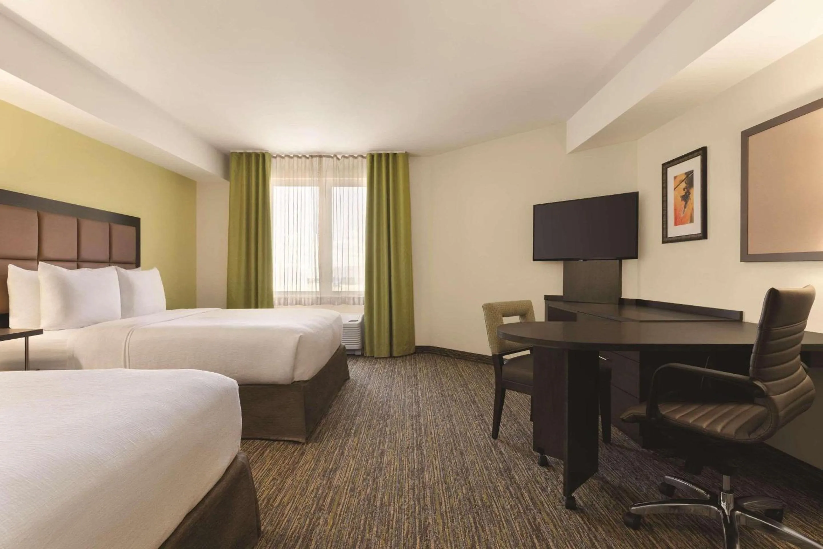 Bedroom, Bed in Park Inn by Radisson, Calgary Airport North, AB