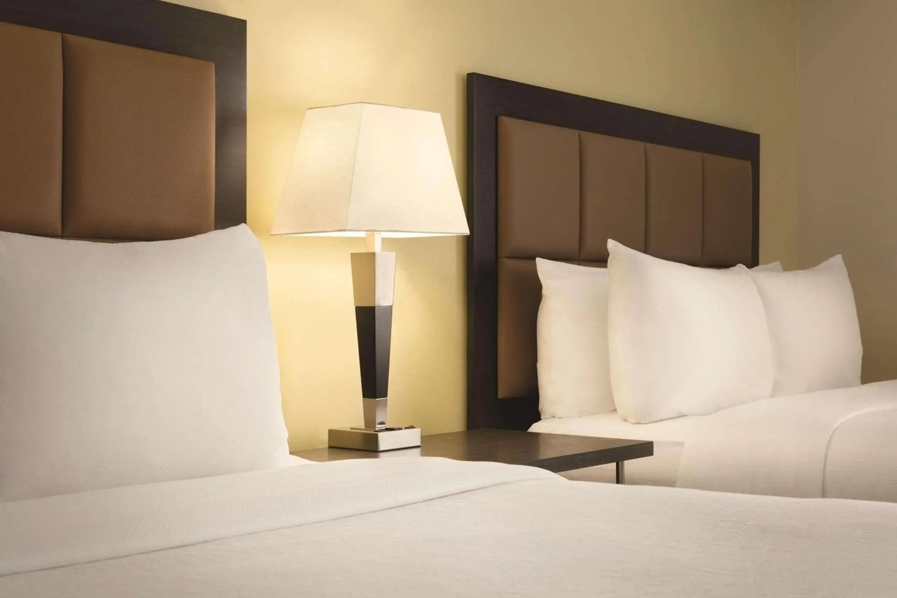 Bedroom, Bed in Park Inn by Radisson, Calgary Airport North, AB Bedroom, Bed in Park Inn by Radisson, Calgary Airport North, AB