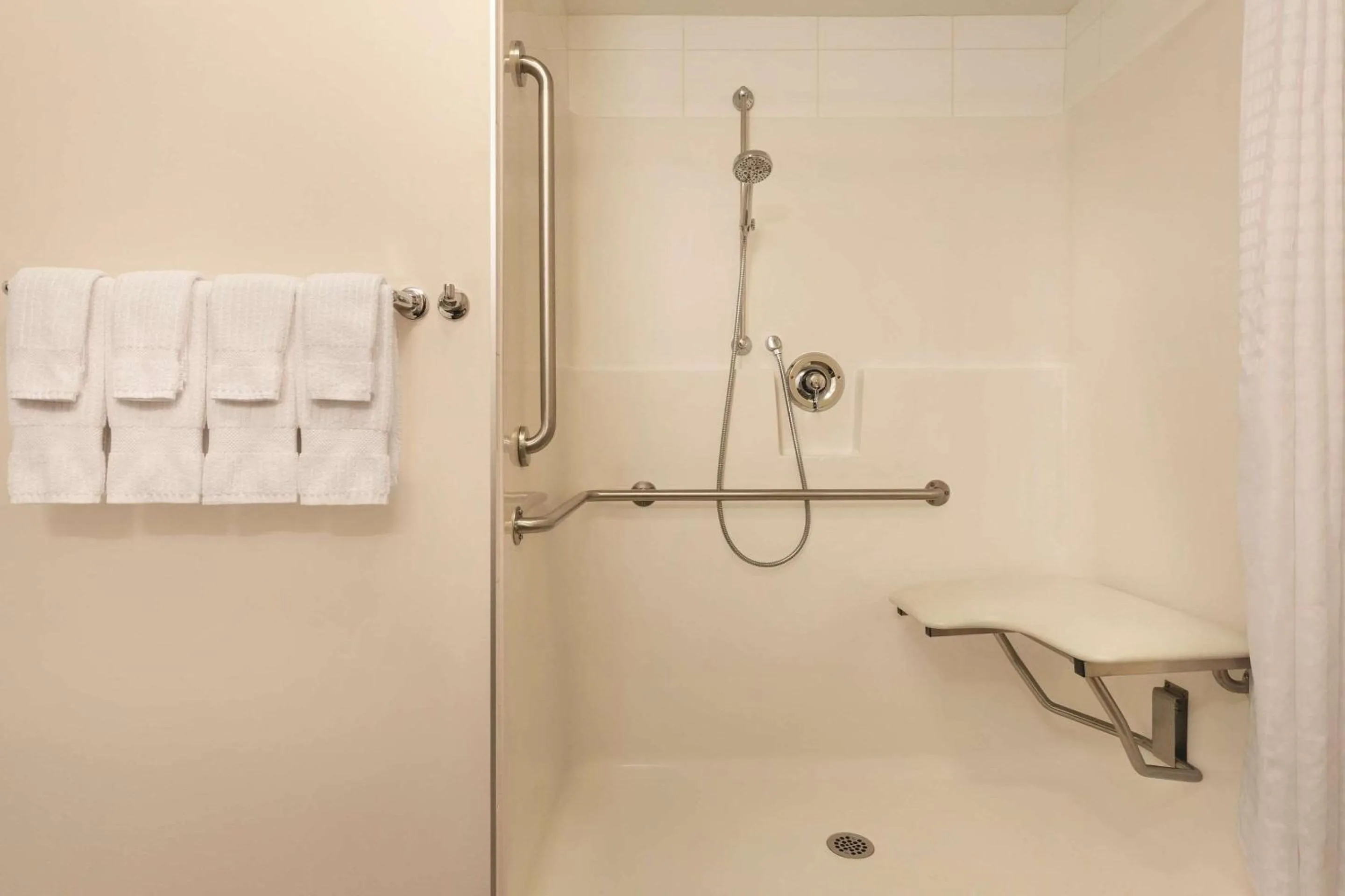 Bedroom in Park Inn by Radisson, Calgary Airport North, AB