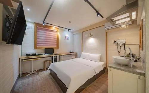 Hotel The May