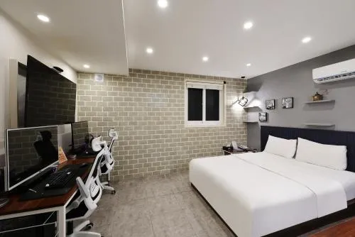 Hotel The May