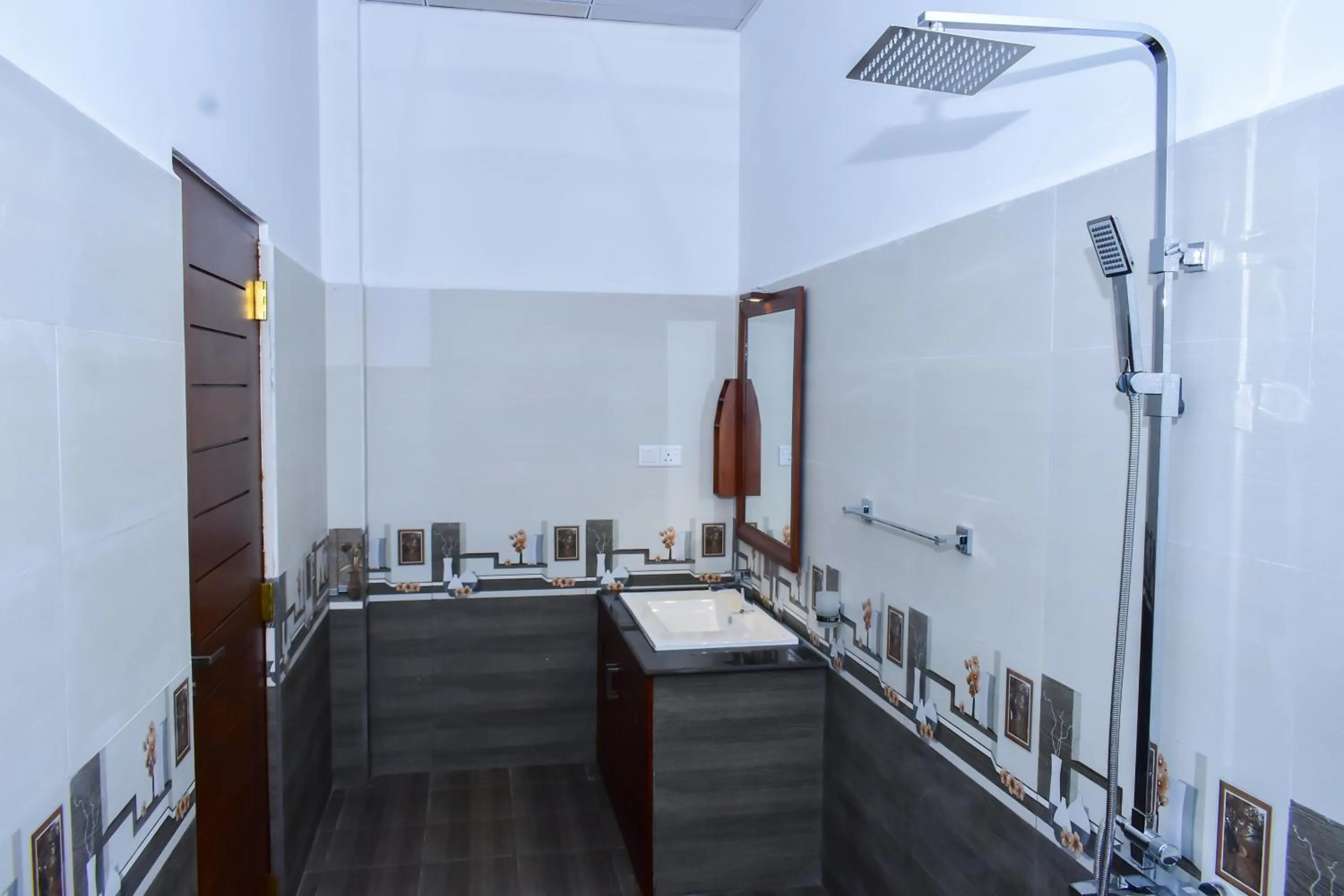 Shower in Minuri Villa