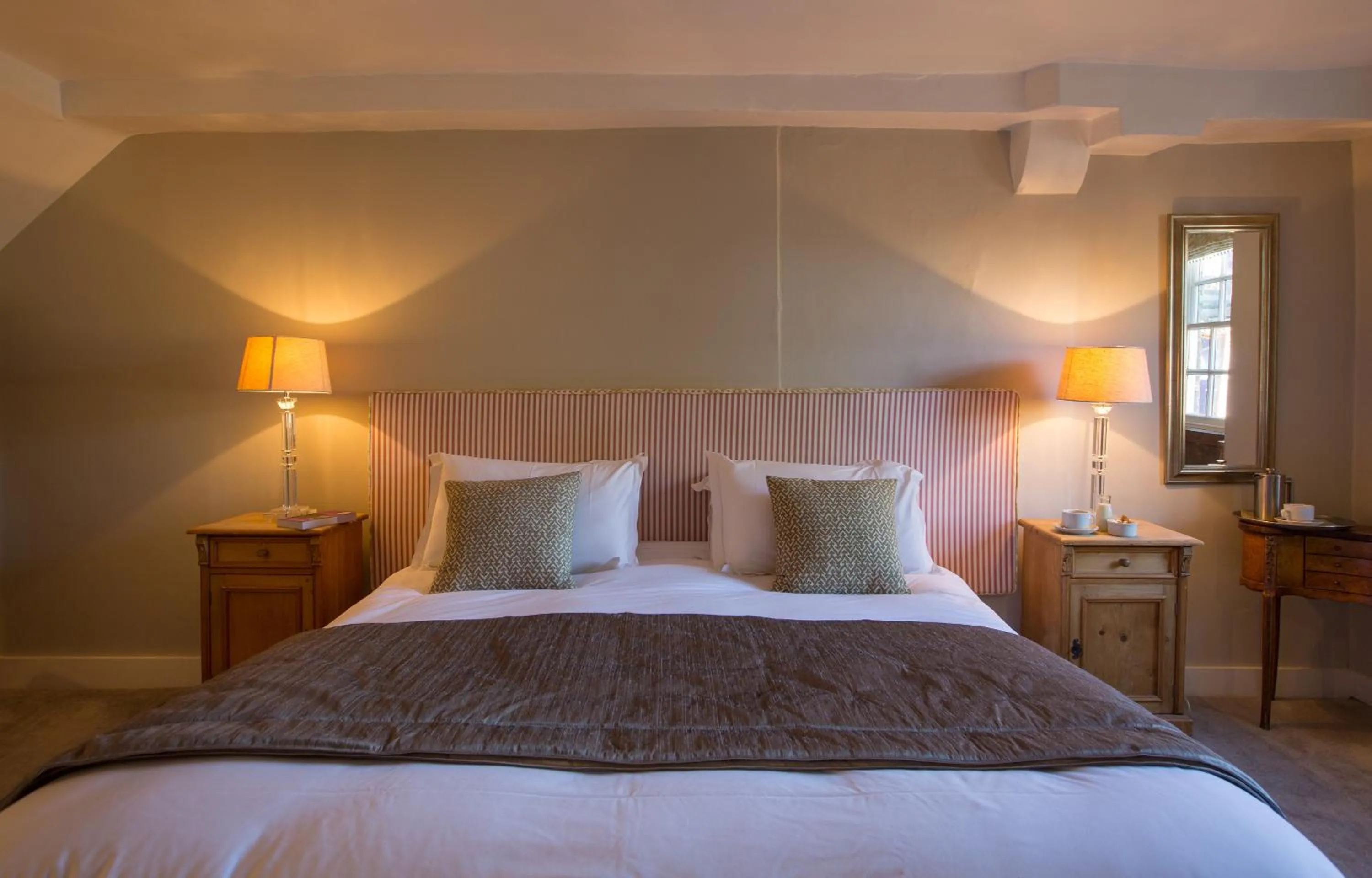 Photo of the whole room, Bed in The Angel at Burford