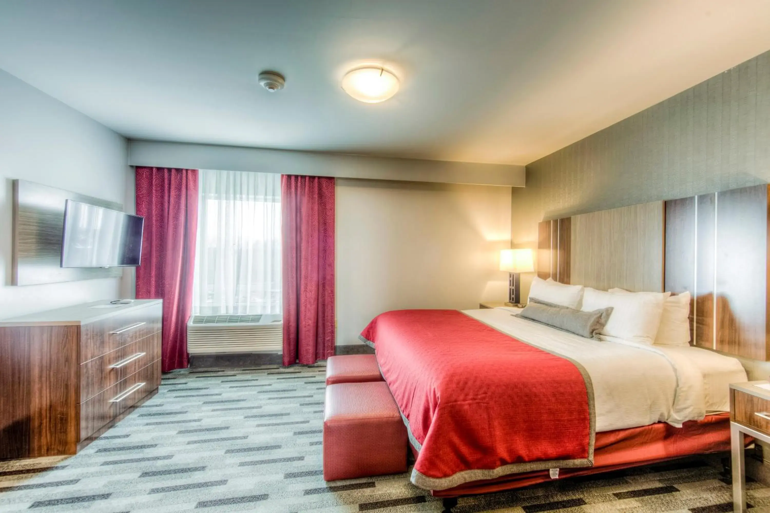 Bedroom, Bed in Staybridge Suites - University Area OSU by IHG Bedroom, Bed in Staybridge Suites - University Area OSU by IHG