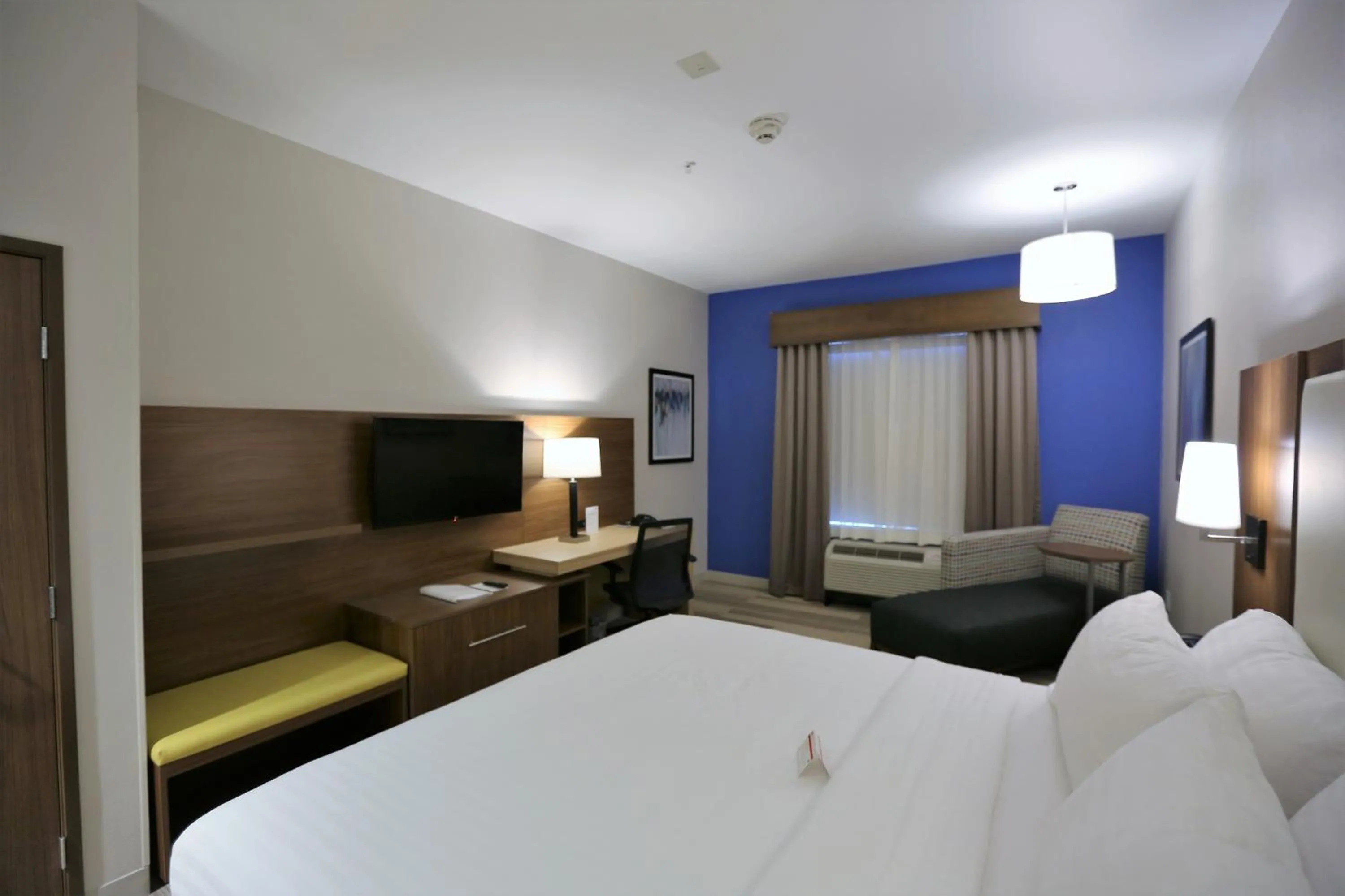 Photo of the whole room, Bed in Holiday Inn Express & Suites Houston NW - Hwy 290 Cypress by IHG
