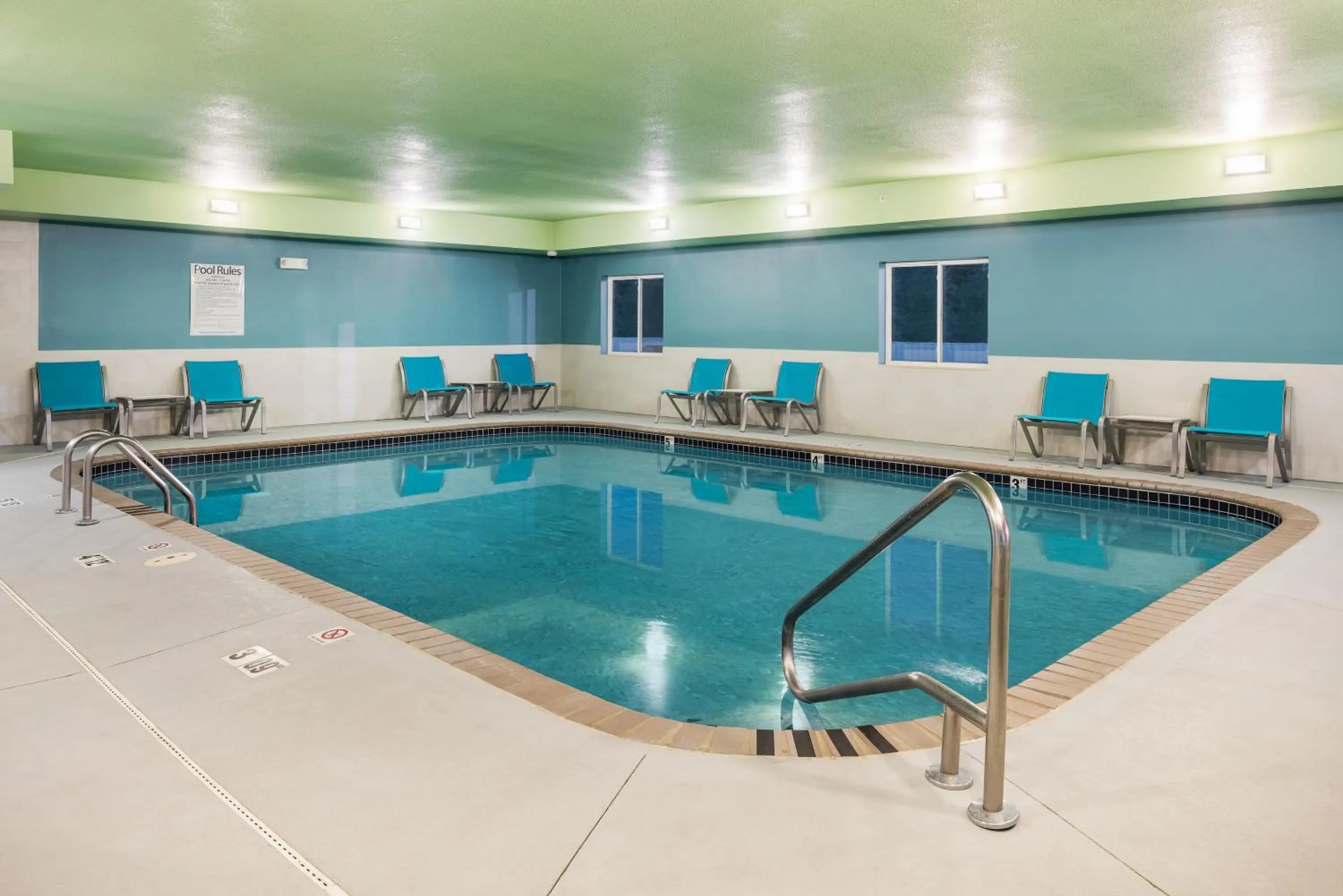 Swimming pool in Holiday Inn Express Warrenton by IHG