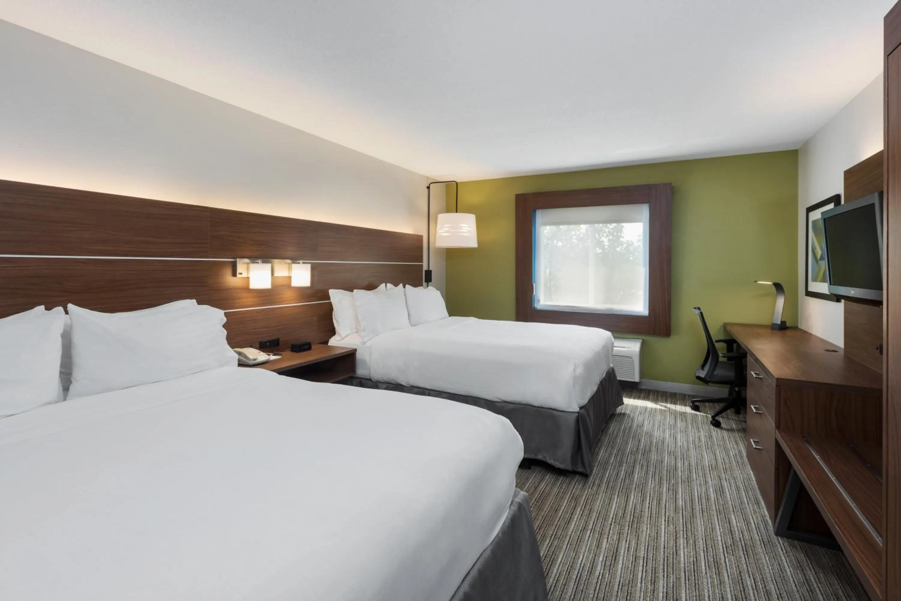 Photo of the whole room, Bed in Holiday Inn Express Warrenton by IHG