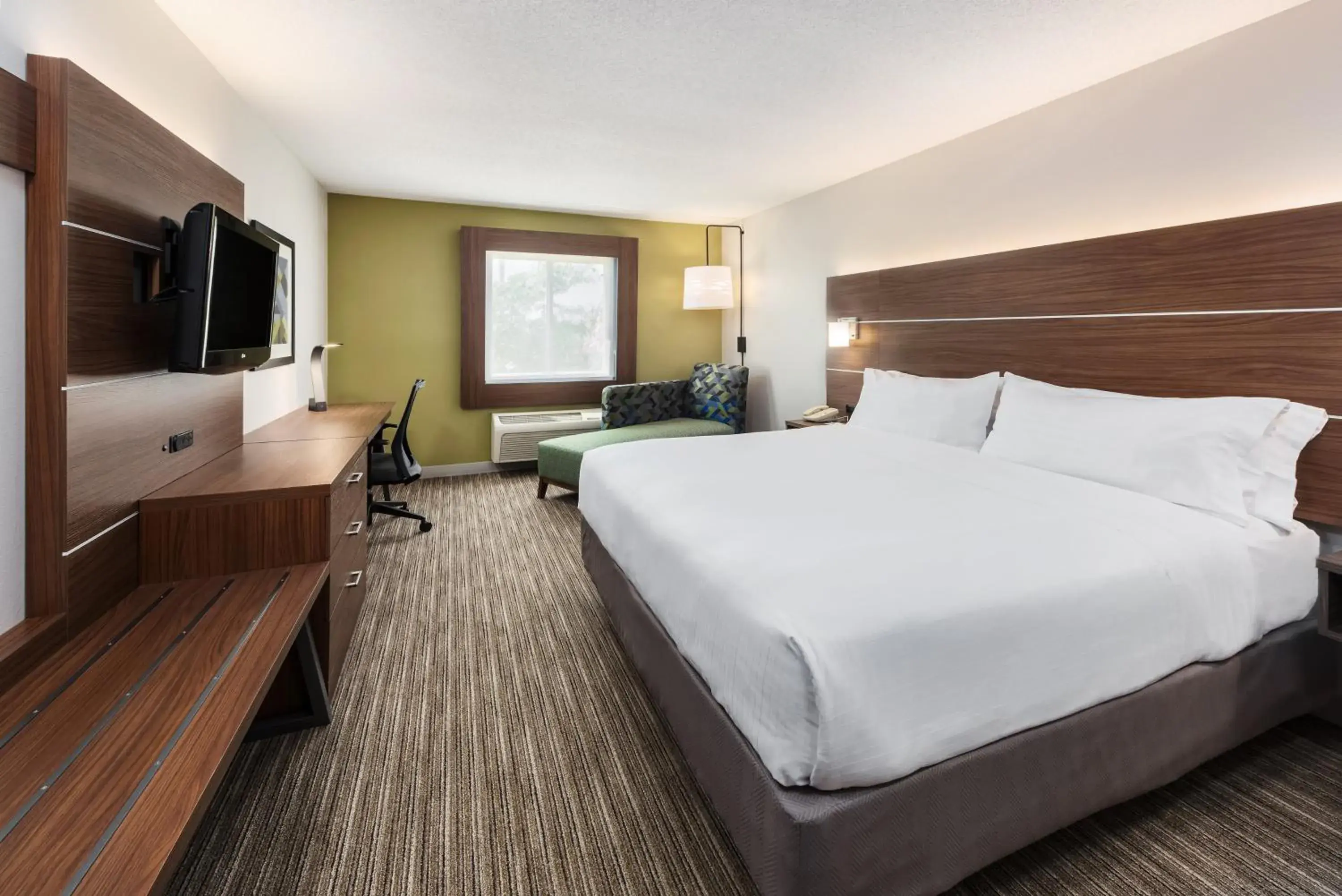 Standard King Room in Holiday Inn Express Warrenton by IHG Standard King Room in Holiday Inn Express Warrenton by IHG