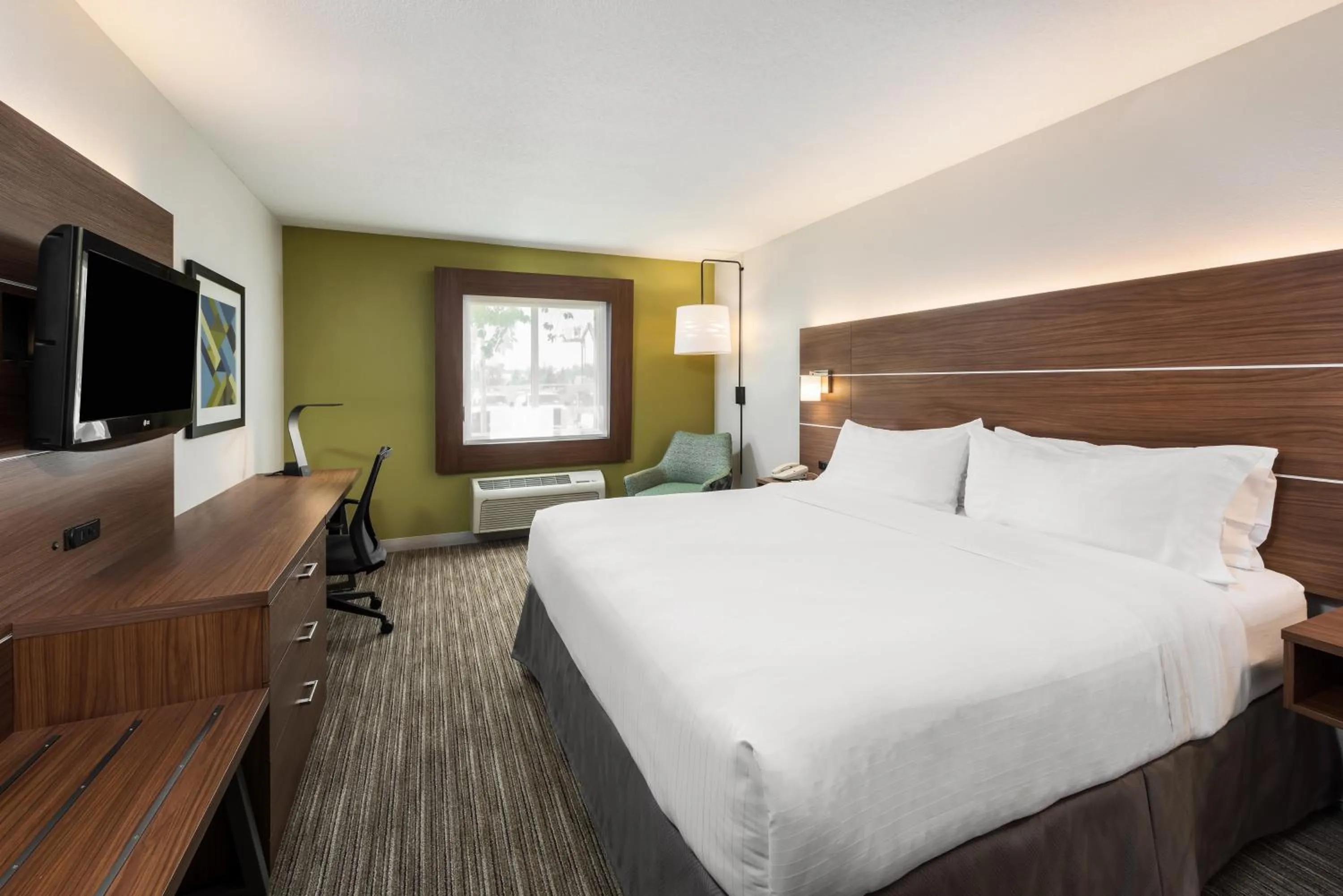 Photo of the whole room, Bed in Holiday Inn Express Warrenton by IHG