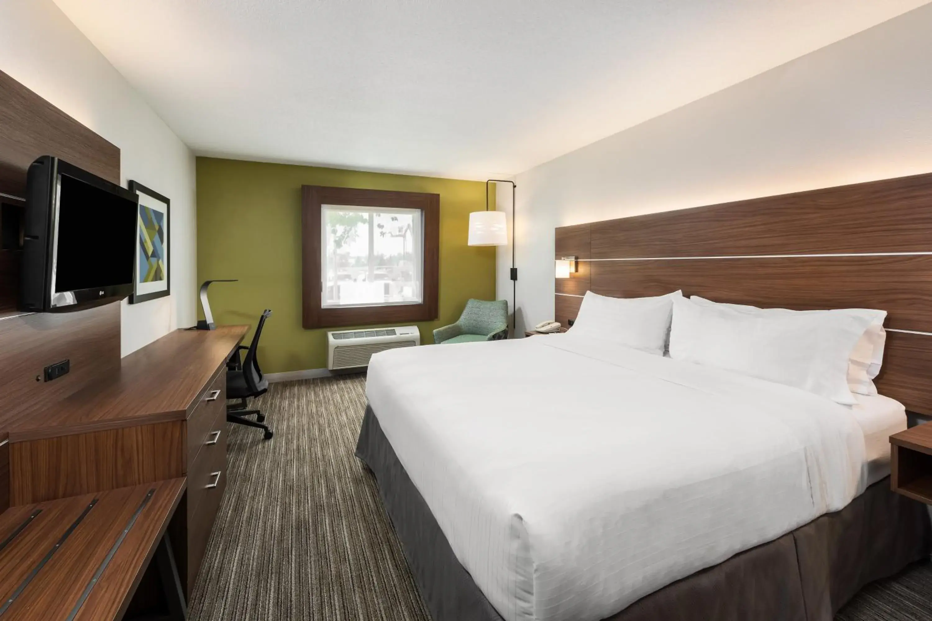 Standard King Room with Mobility Accessible Roll-In Shower in Holiday Inn Express Warrenton by IHG Standard King Room with Mobility Accessible Roll-In Shower in Holiday Inn Express Warrenton by IHG