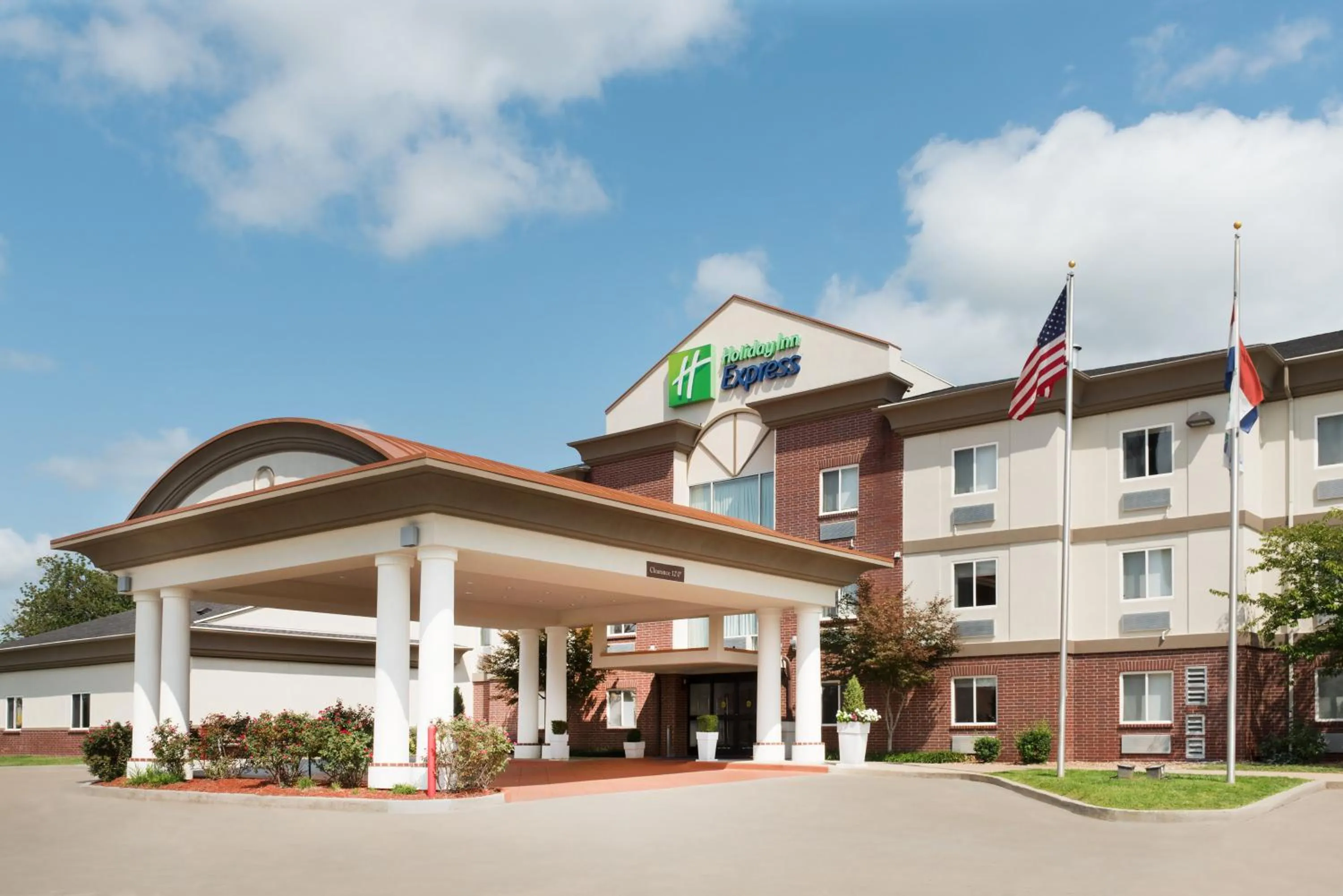 Property building in Holiday Inn Express Warrenton by IHG
