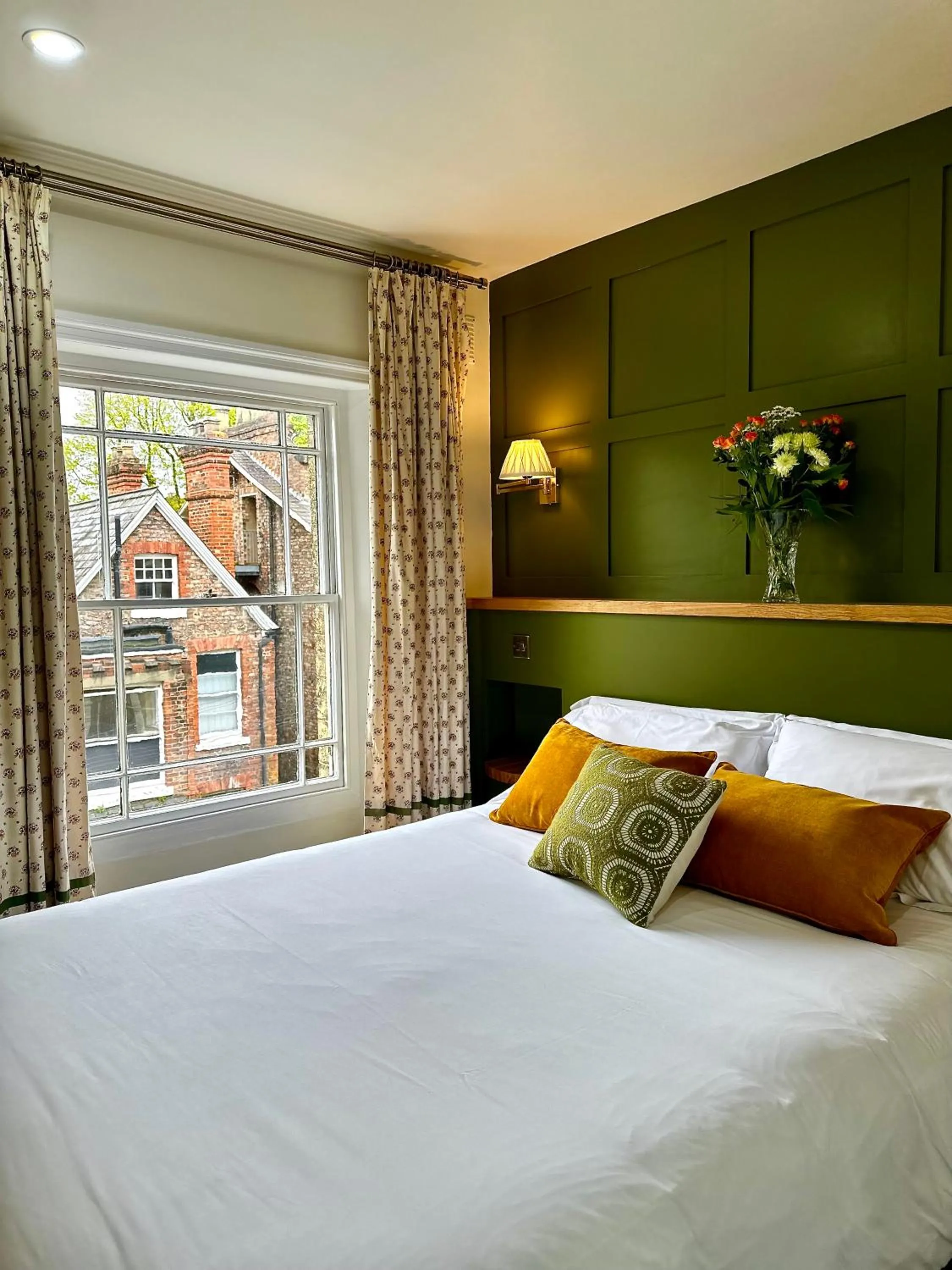 Photo of the whole room in 23 St Mary's