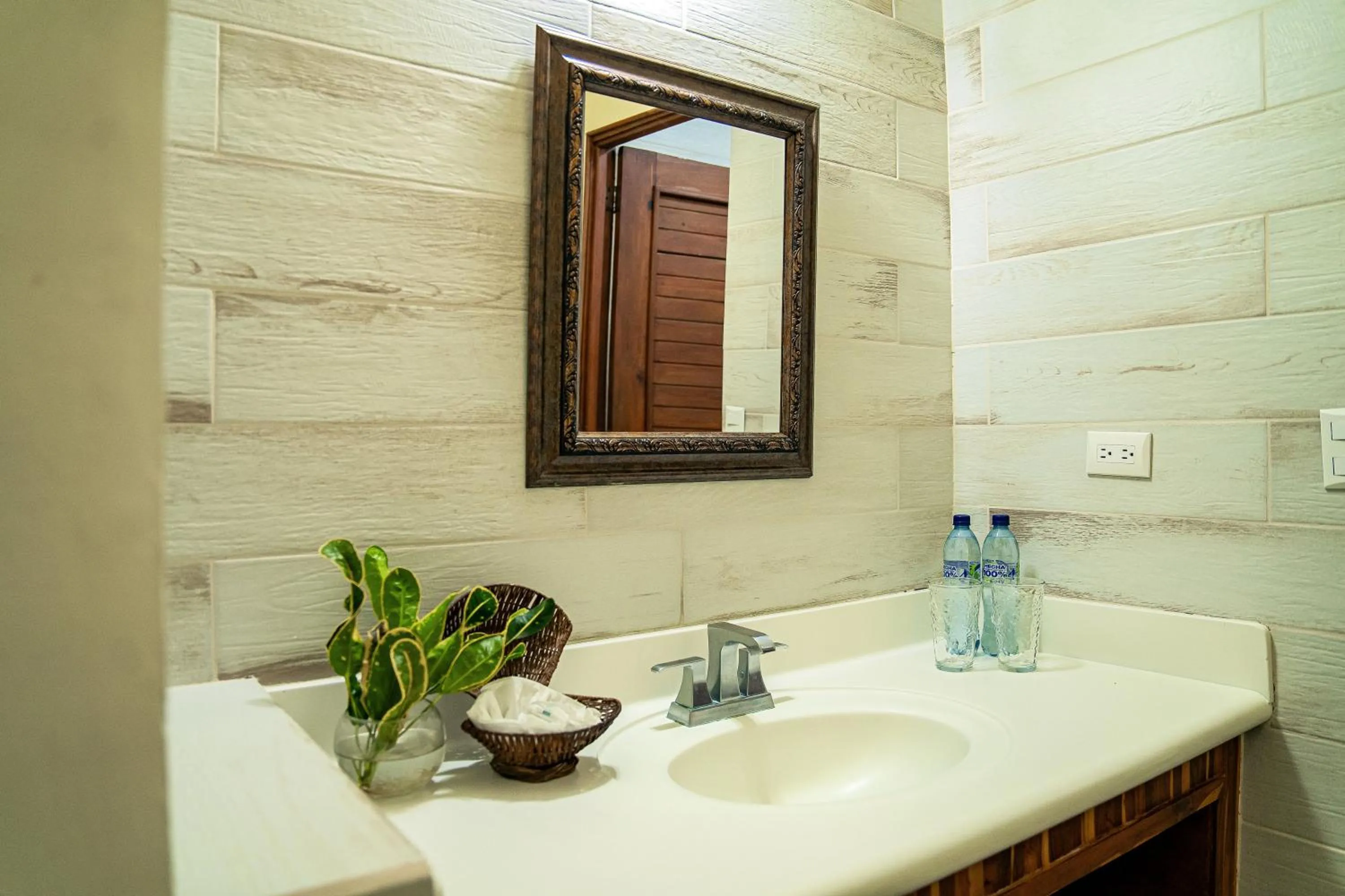 Bathroom in Banana Palms Hotel