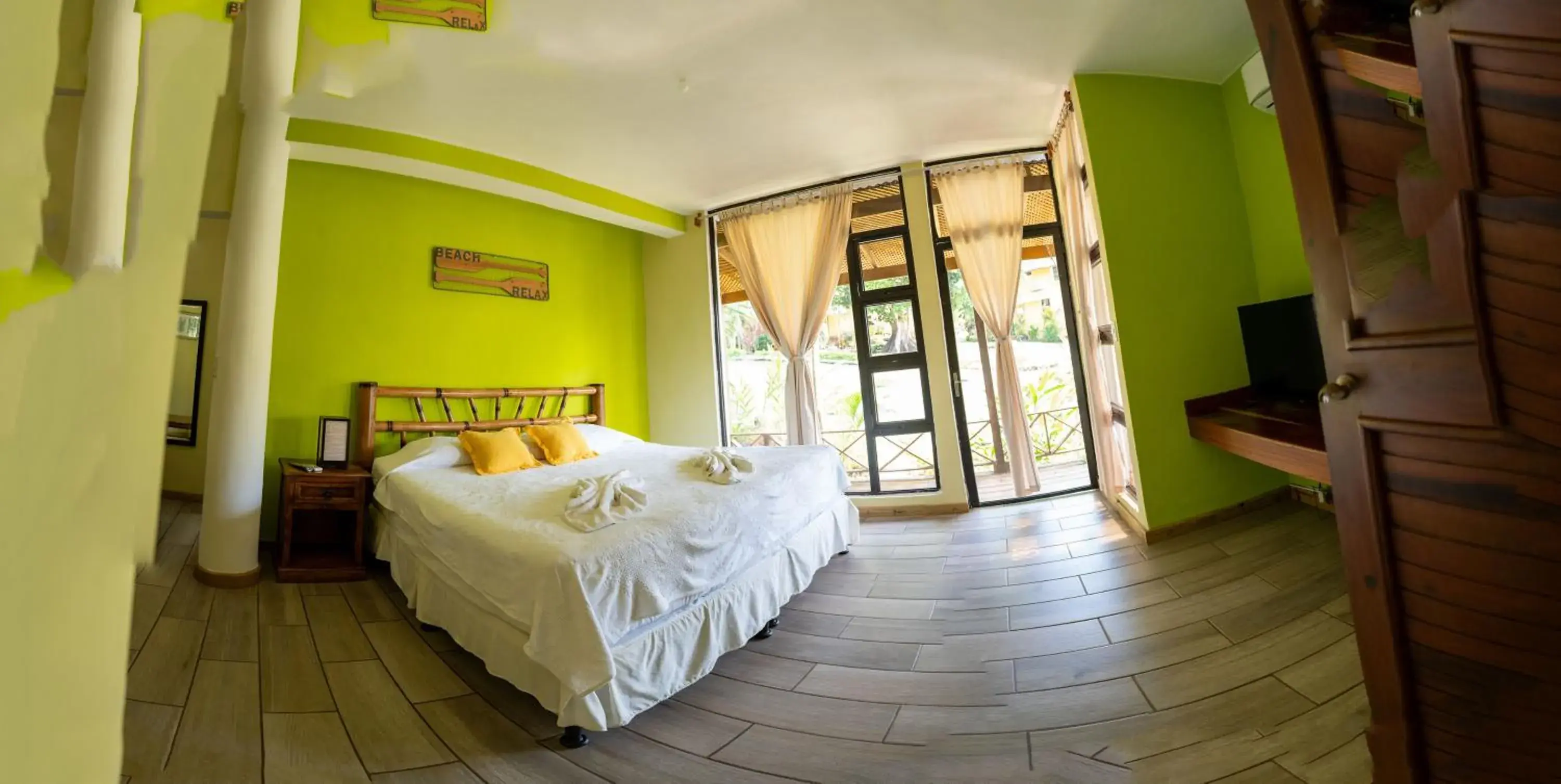 Deluxe Double or Twin Room with Lake View in Banana Palms Hotel Deluxe Double or Twin Room with Lake View in Banana Palms Hotel