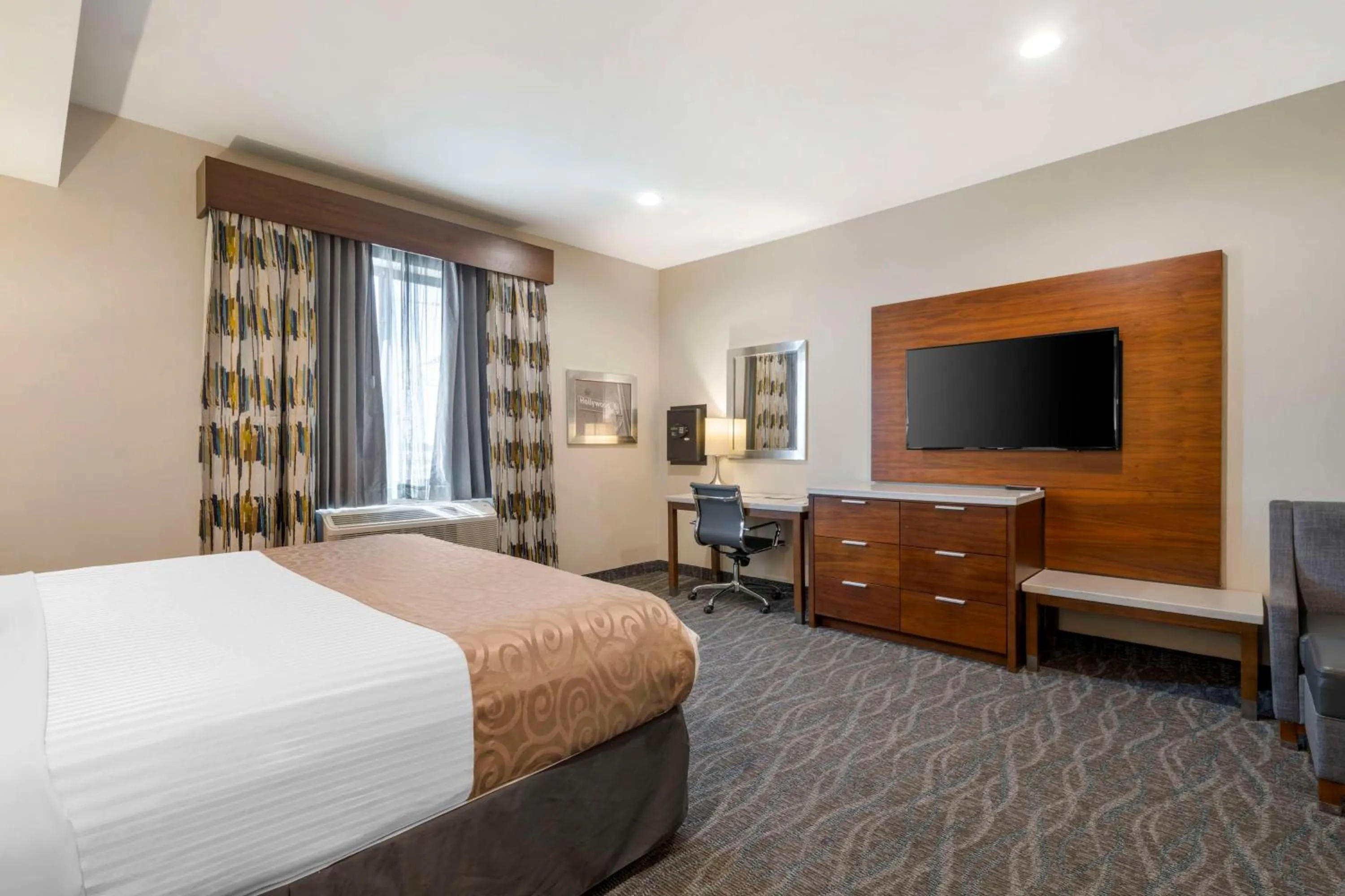 Bedroom, Bed in Best Western Plus Gardena-Los Angeles Inn & Suites