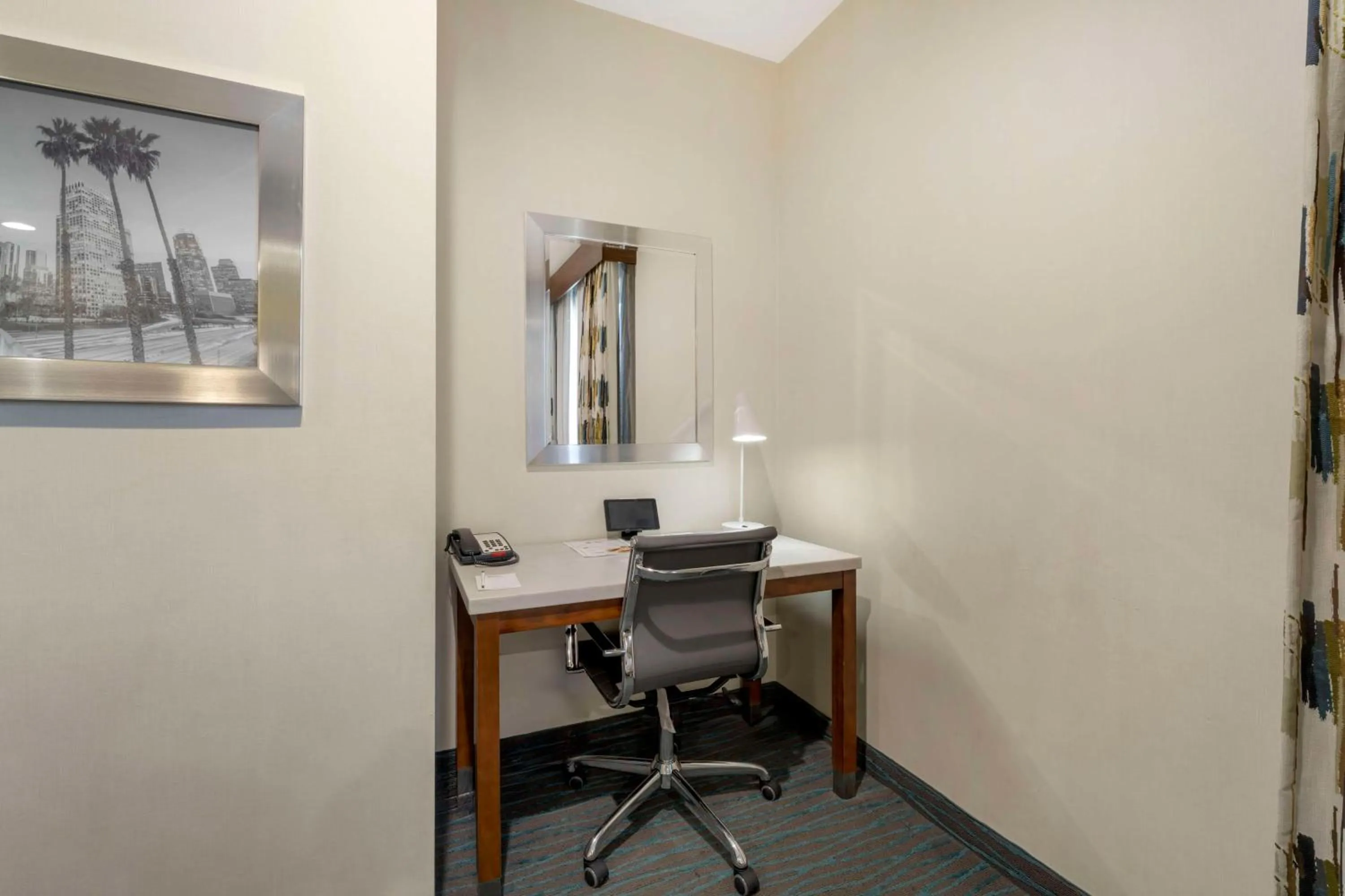 Bedroom in Best Western Plus Gardena-Los Angeles Inn & Suites