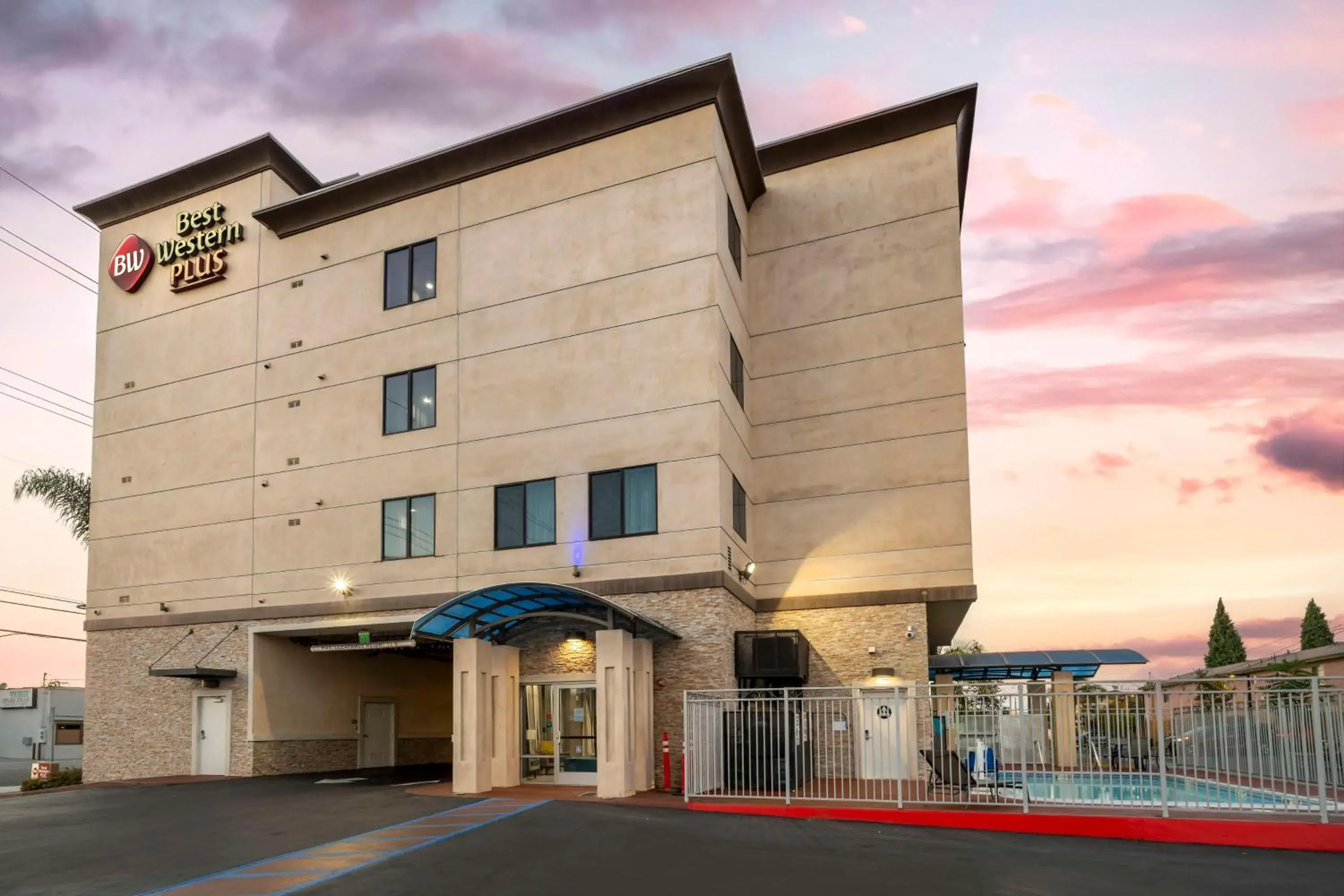 Property building in Best Western Plus Gardena-Los Angeles Inn & Suites Property building in Best Western Plus Gardena-Los Angeles Inn & Suites