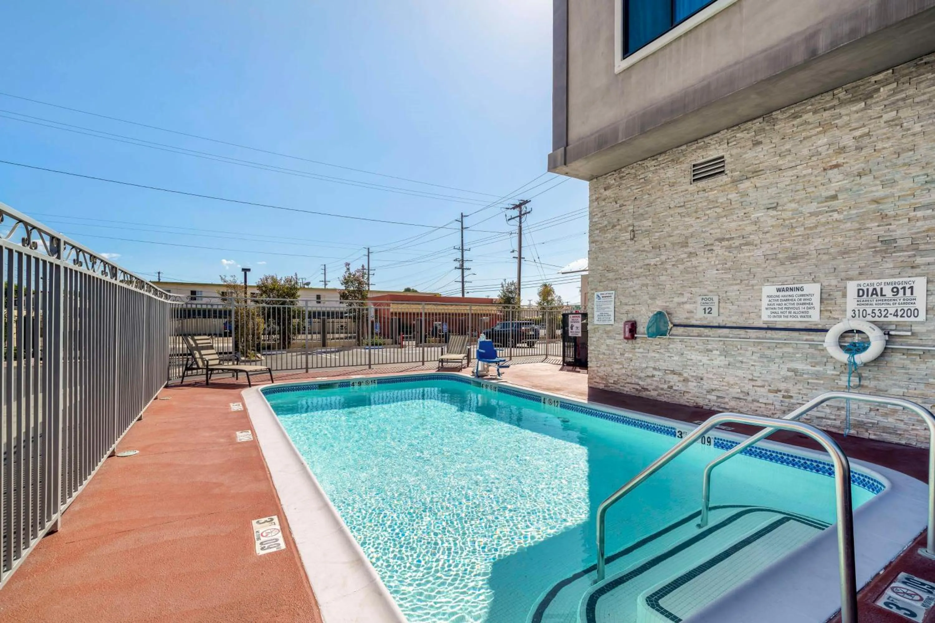 Pool view in Best Western Plus Gardena-Los Angeles Inn & Suites
