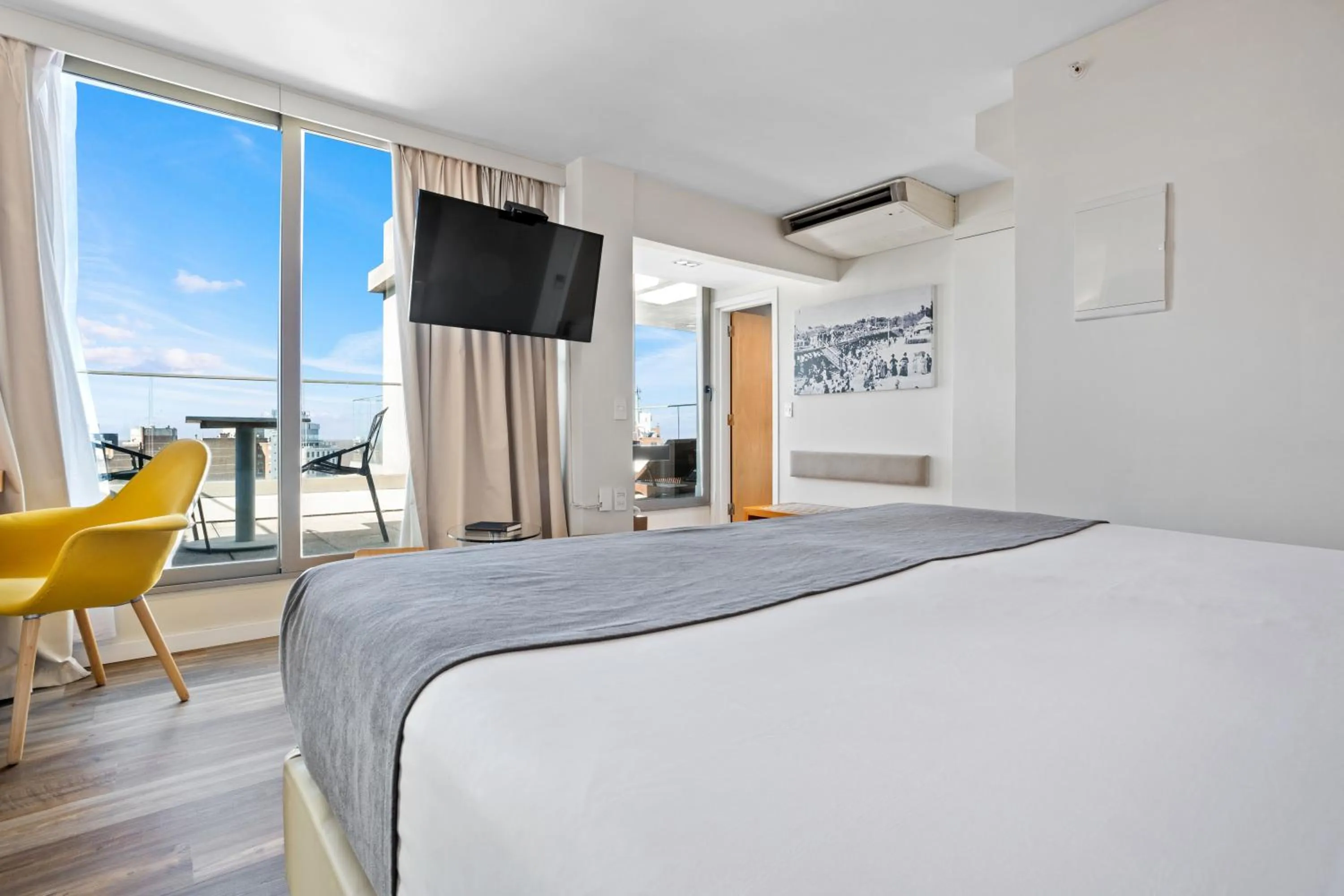 Photo of the whole room, Bed in Own Montevideo