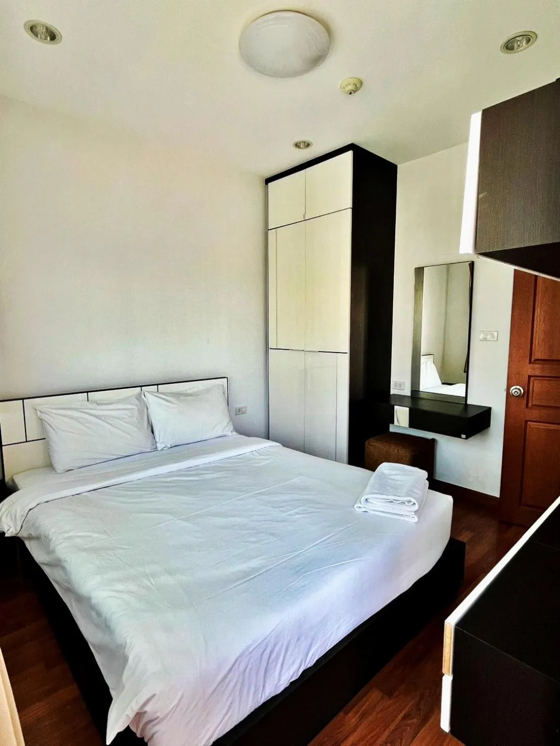 Bed in V-twin Condo Donjan