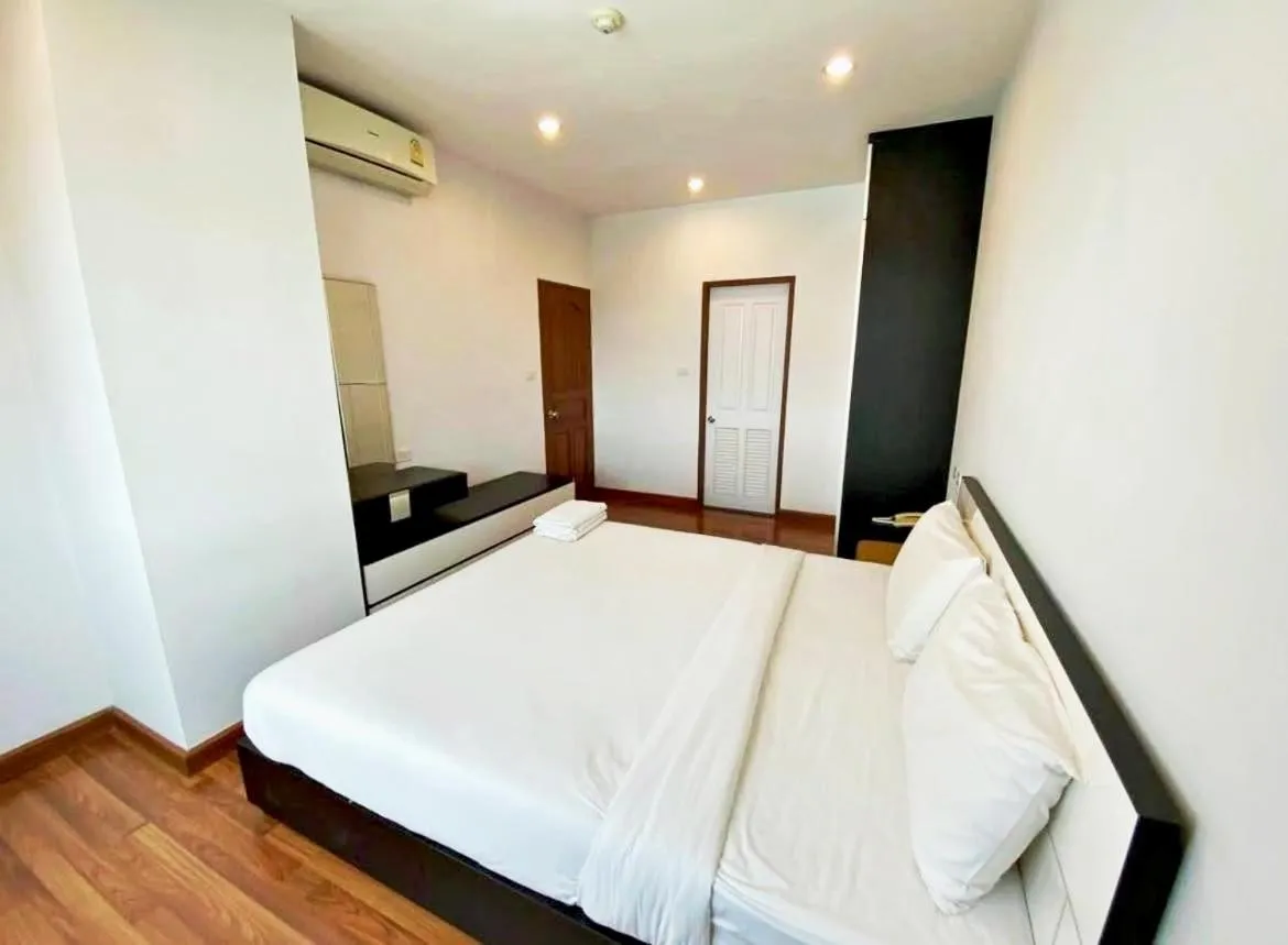 Bed in V-twin Condo Donjan
