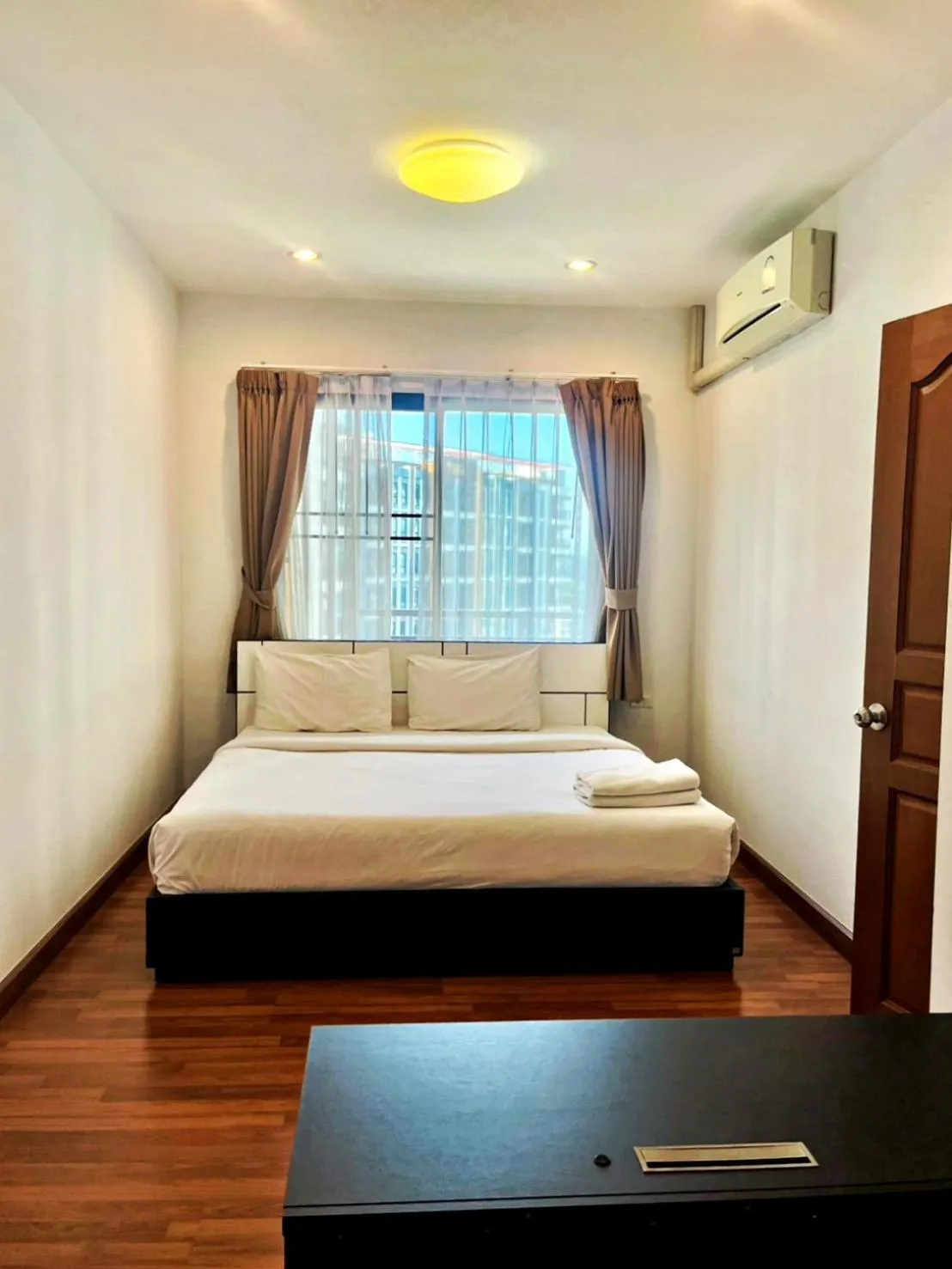 Bed in V-twin Condo Donjan