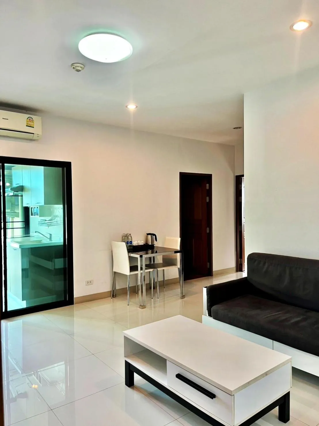 Seating area in V-twin Condo Donjan