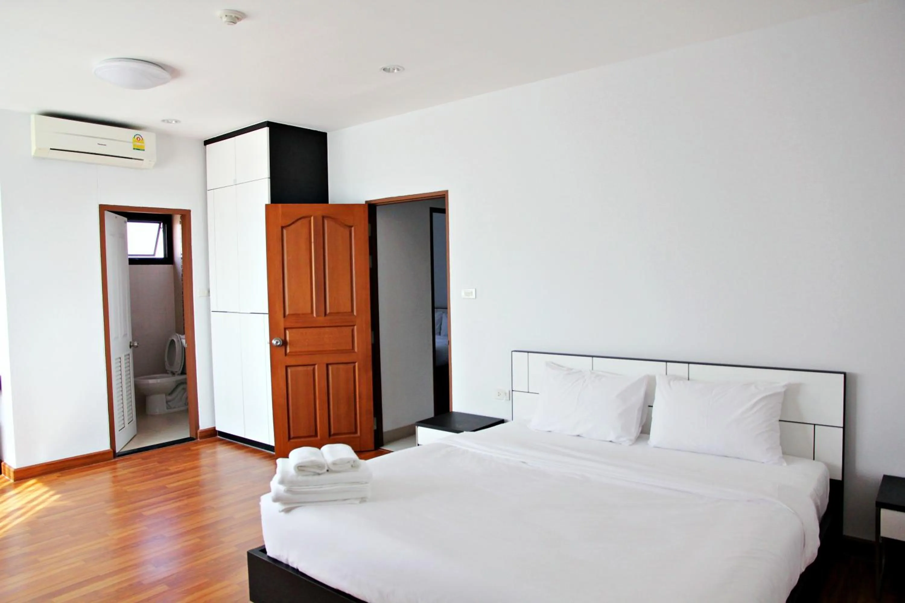 Bed in V-twin Condo Donjan