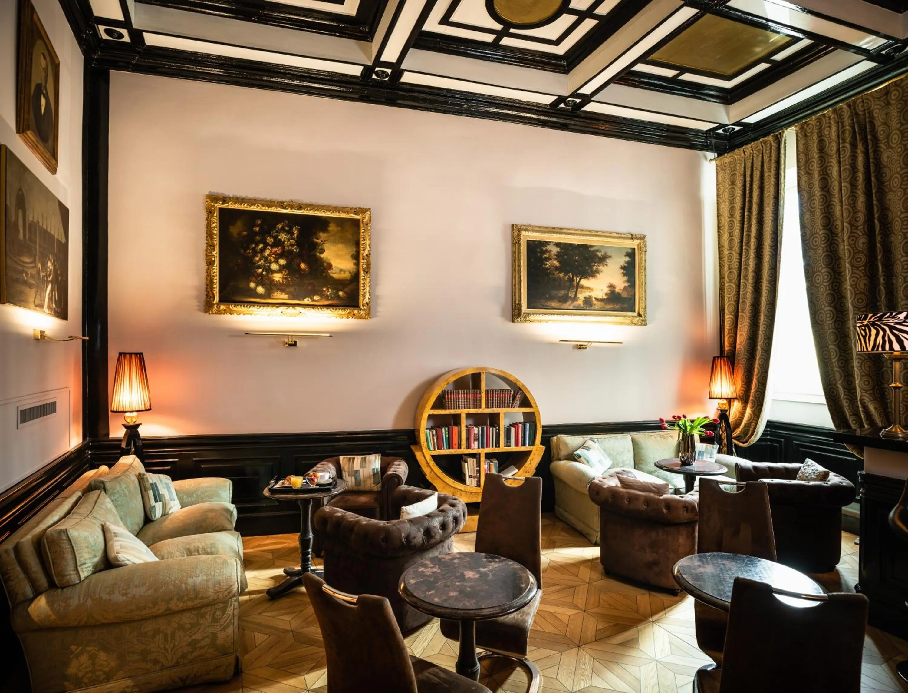 Communal lounge/ TV room in La Maison du Sage