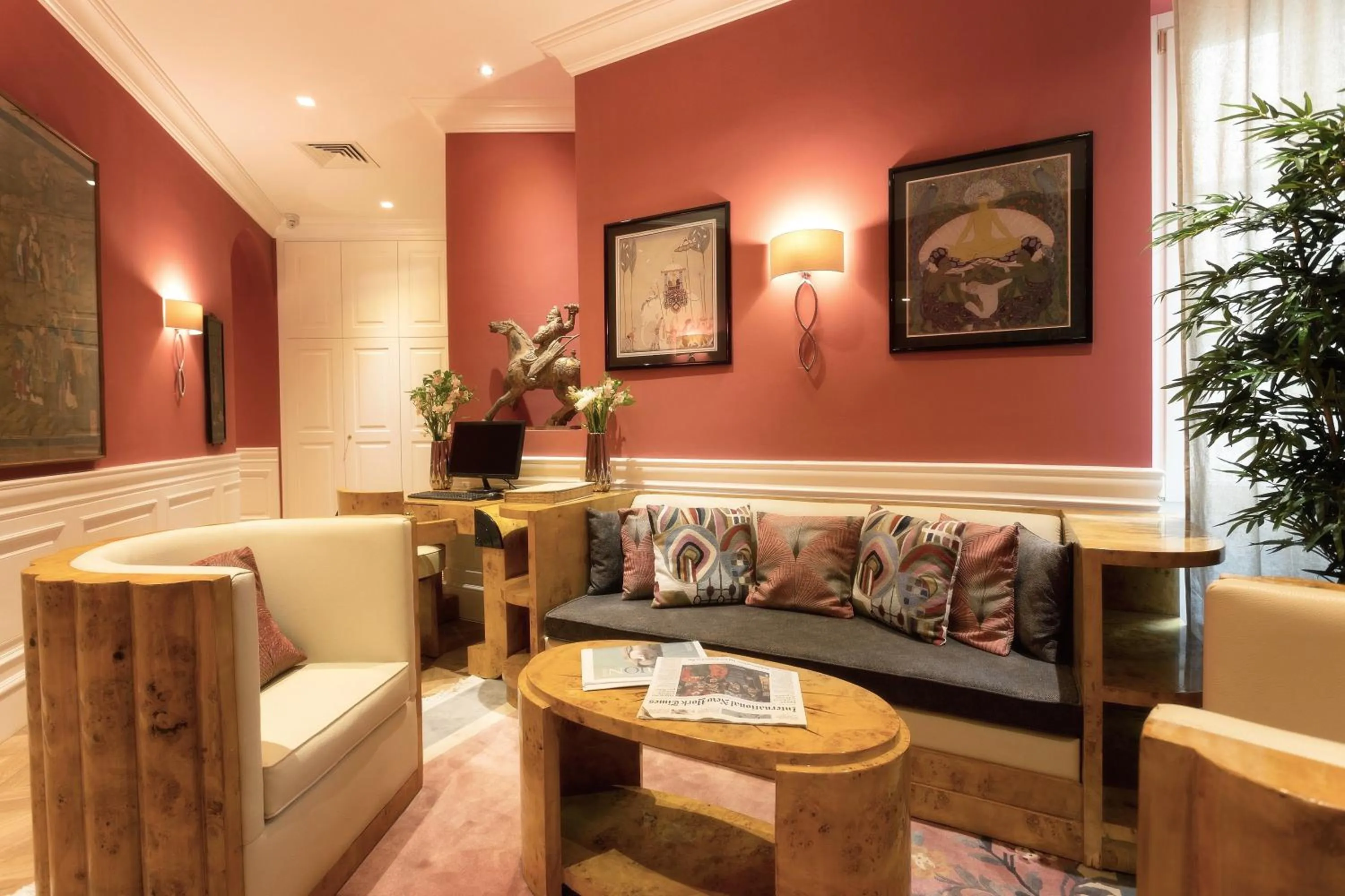 Communal lounge/ TV room in La Maison du Sage