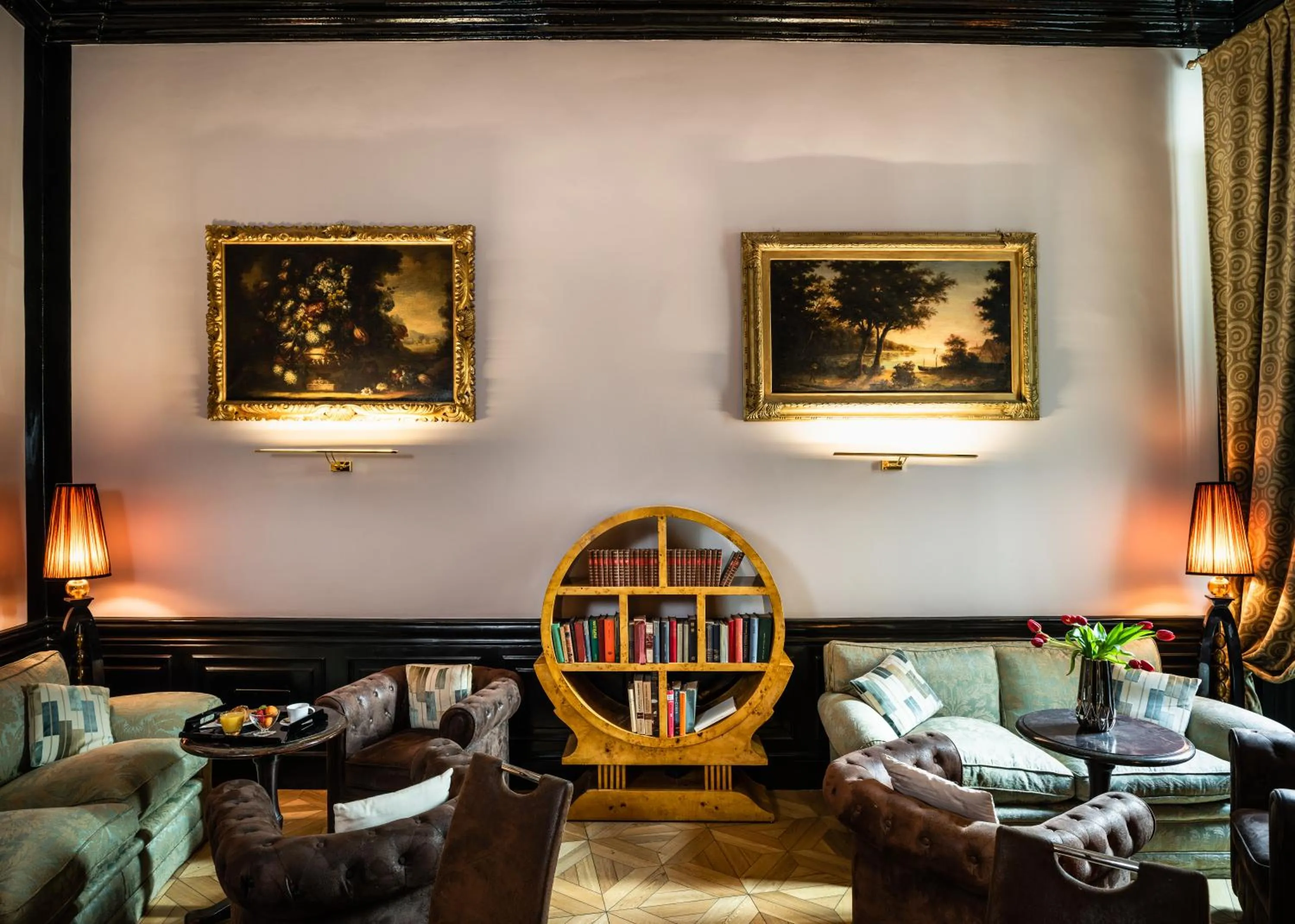 Communal lounge/ TV room in La Maison du Sage