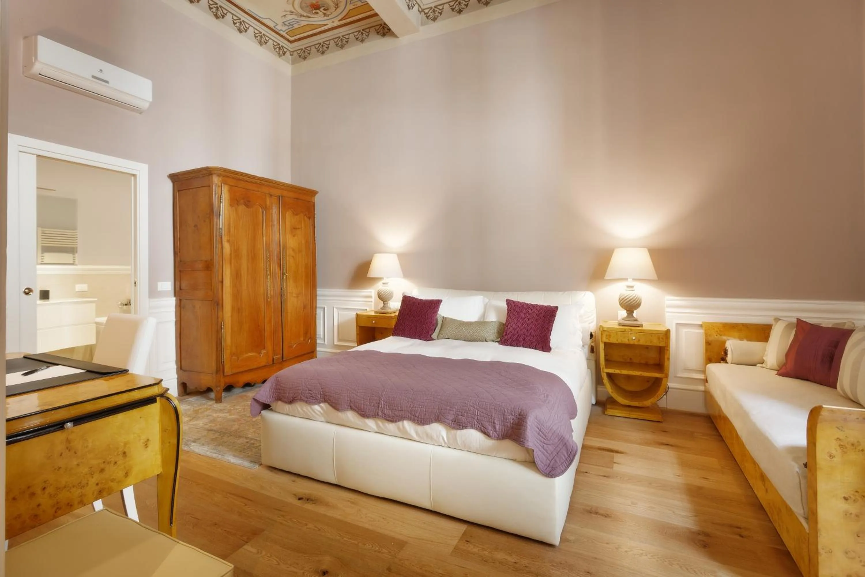 Photo of the whole room, Bed in La Maison du Sage