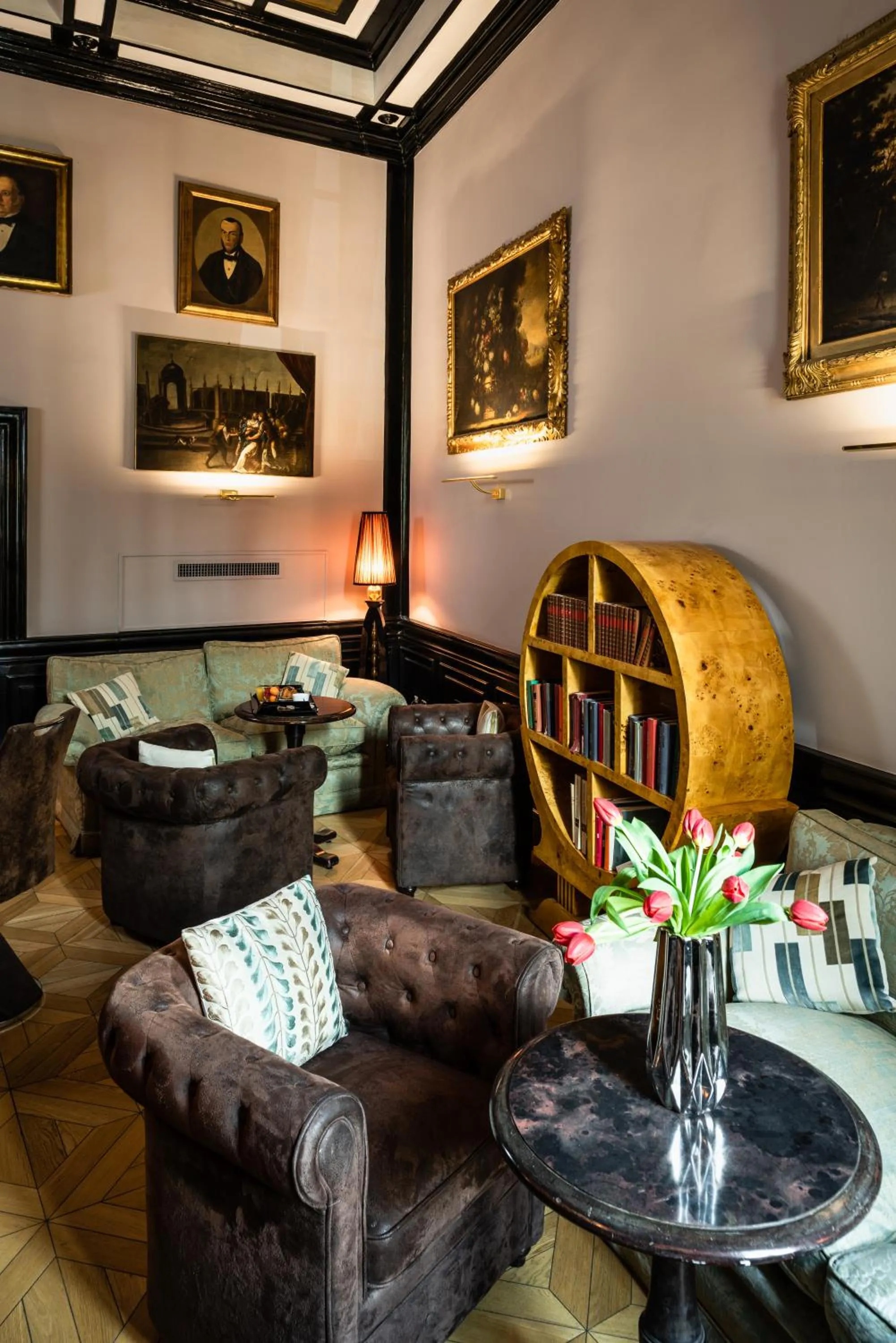 Communal lounge/ TV room in La Maison du Sage