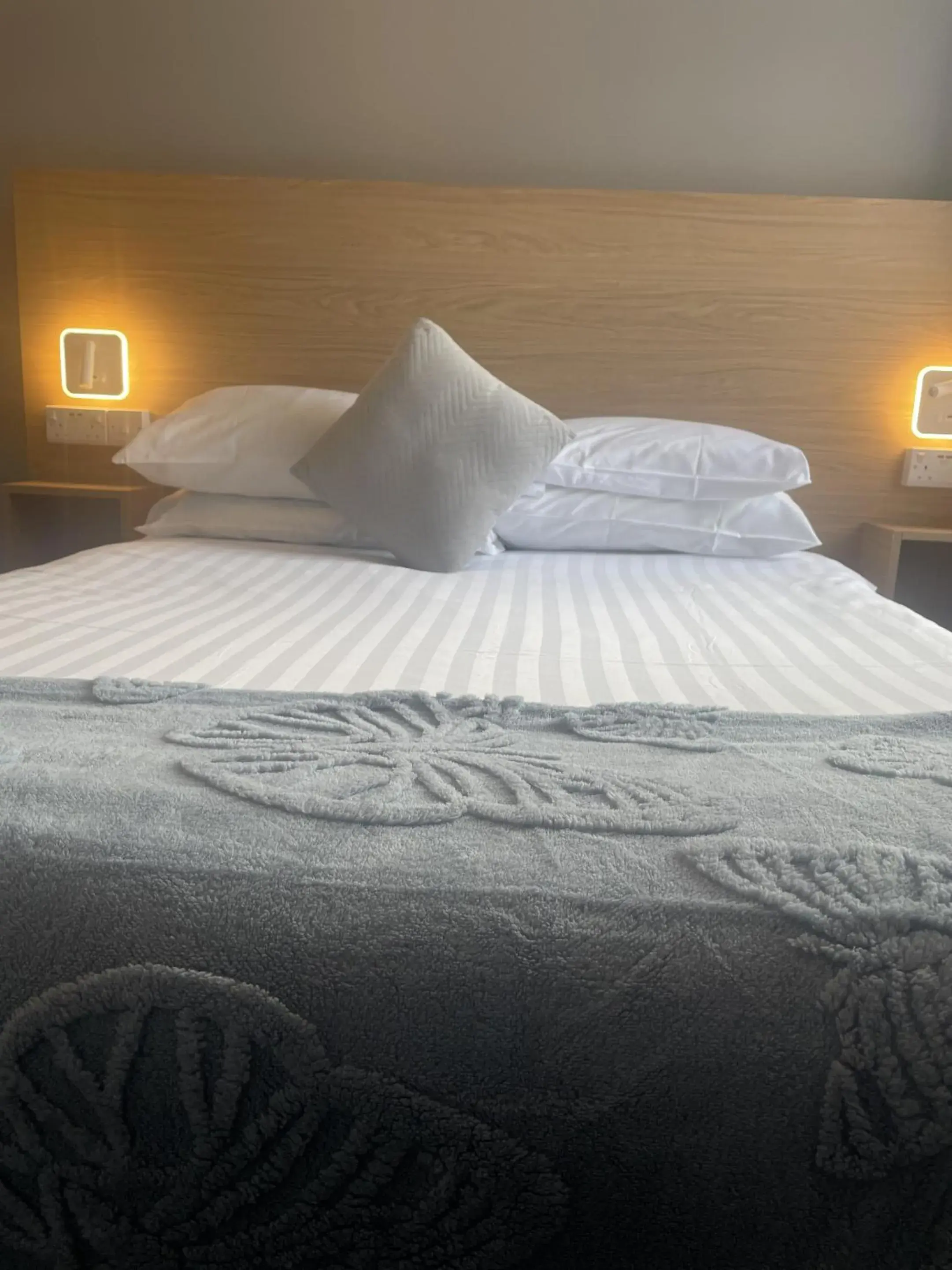 Bedroom, Bed in Diamonds Inn Bedroom, Bed in Diamonds Inn