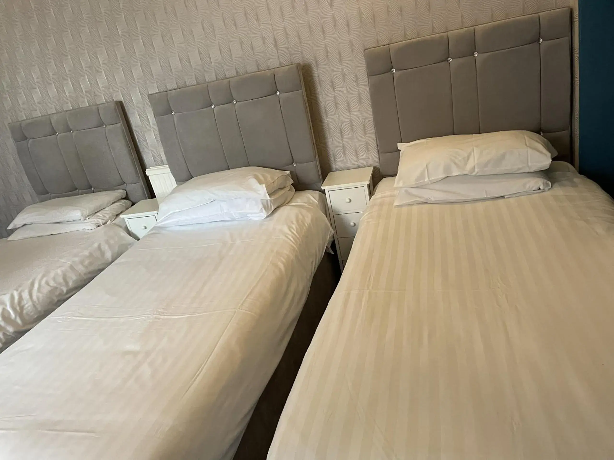 Bedroom, Bed in Diamonds Inn Bedroom, Bed in Diamonds Inn