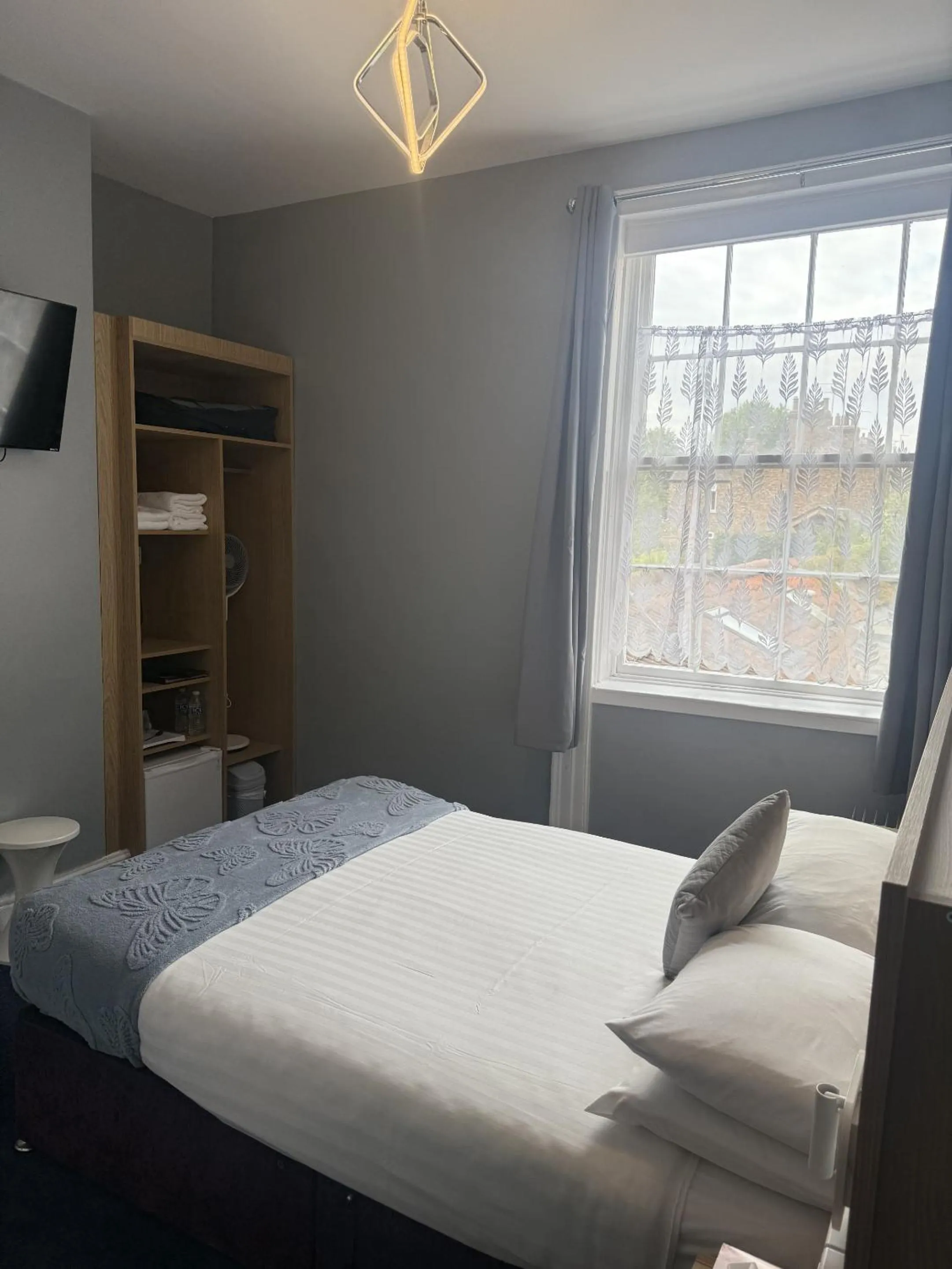 Bedroom, Bed in Diamonds Inn