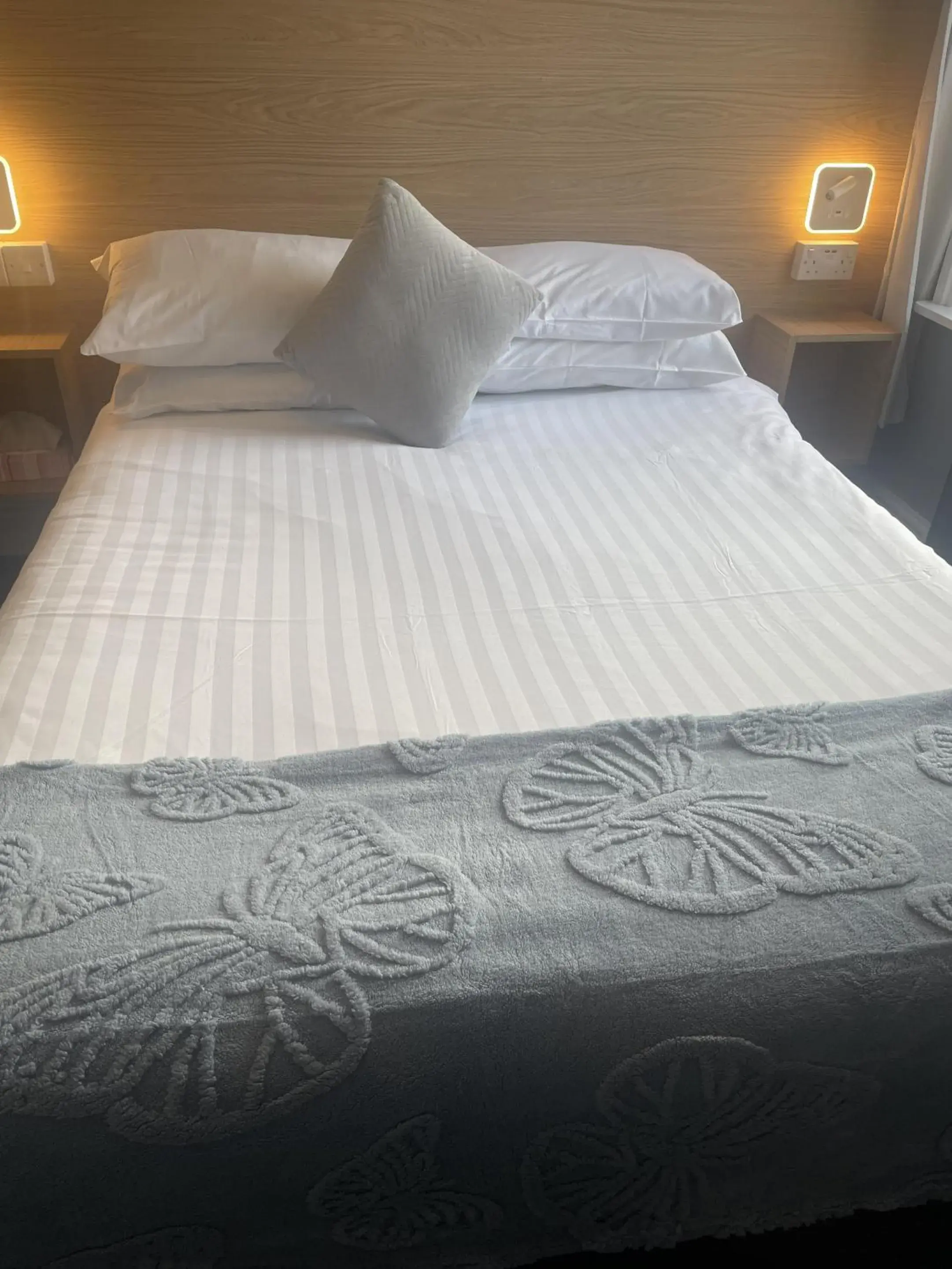 Bedroom, Bed in Diamonds Inn Bedroom, Bed in Diamonds Inn