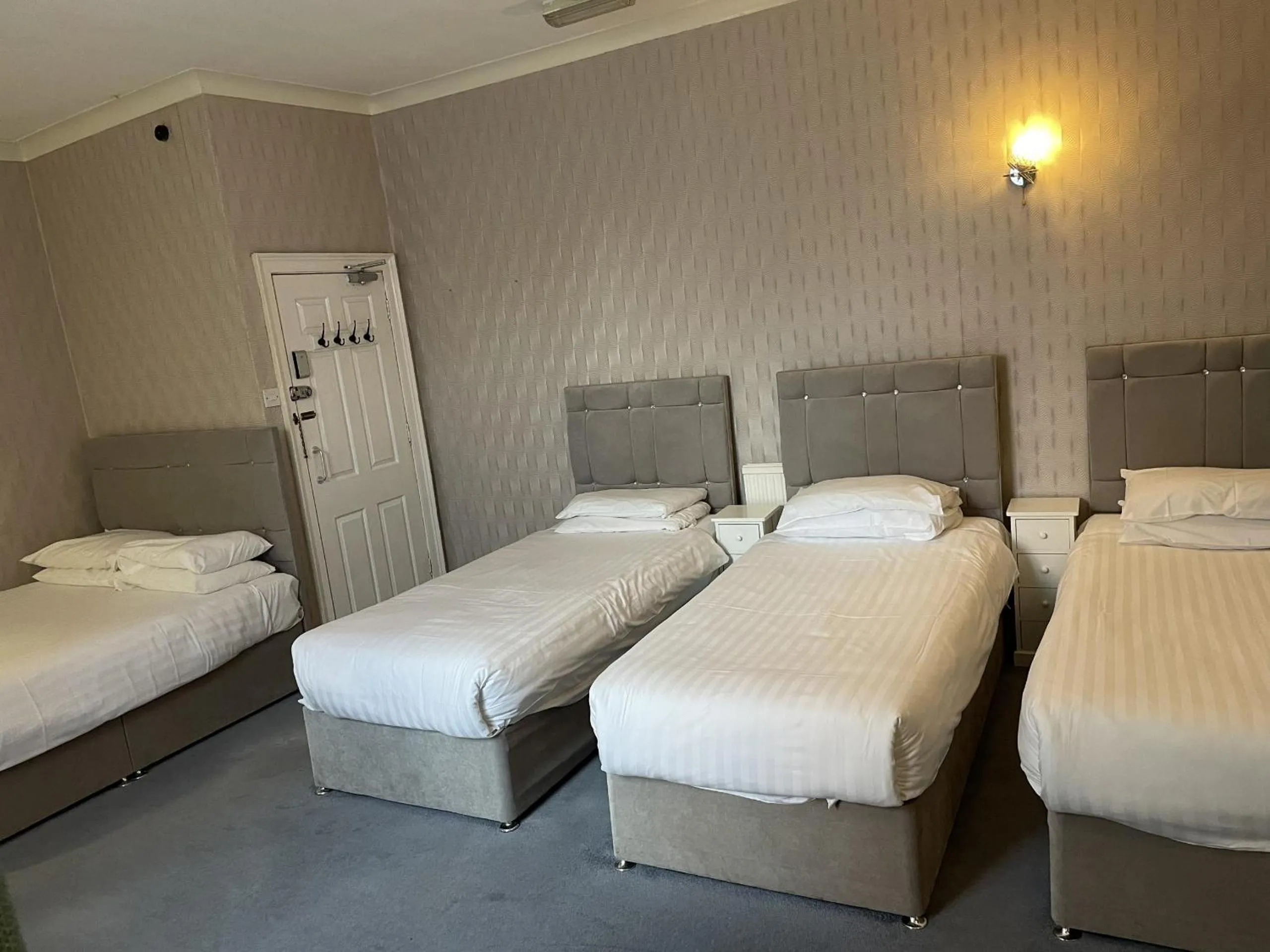 Bedroom, Bed in Diamonds Inn