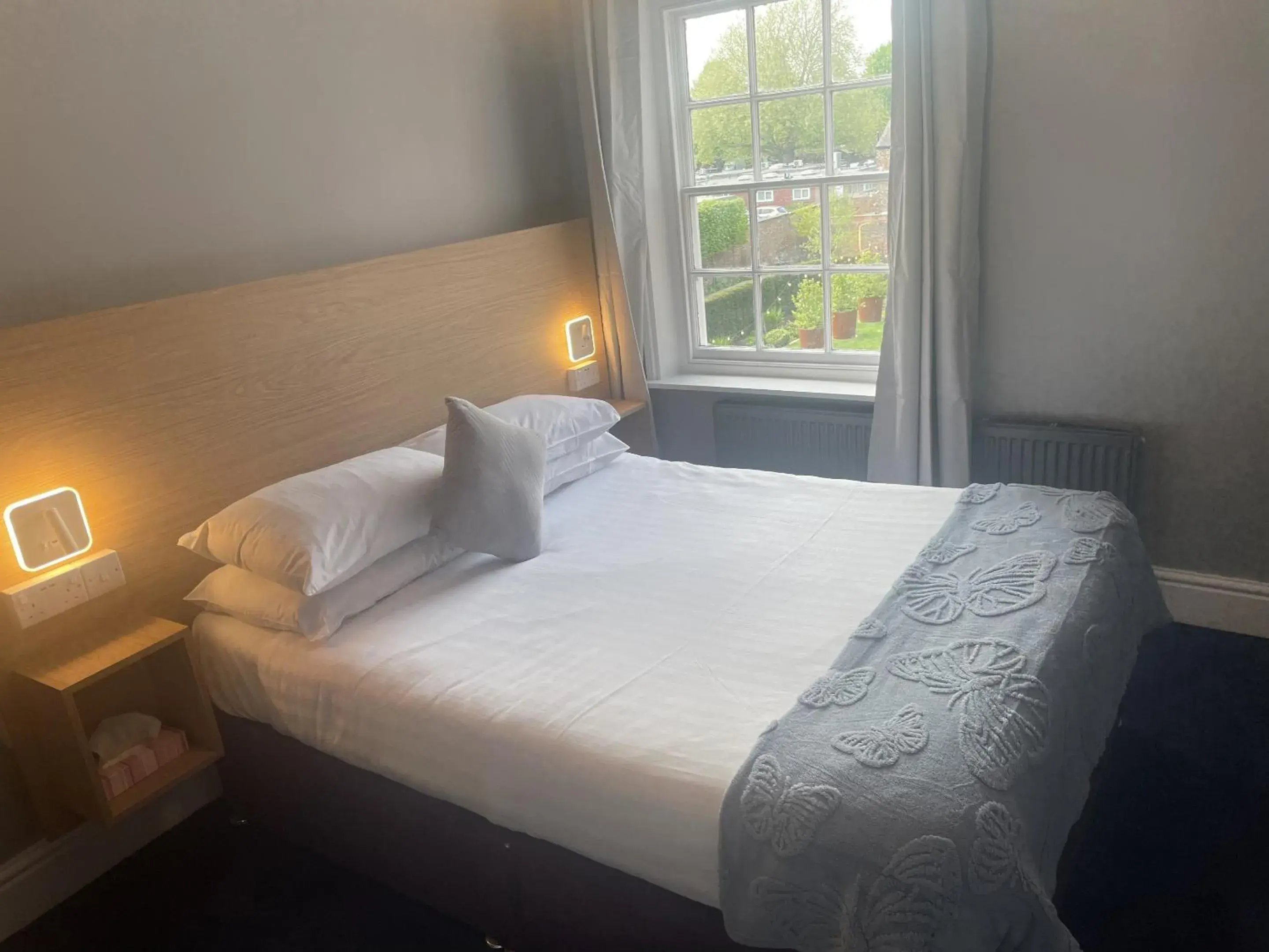 Bedroom, Bed in Diamonds Inn Bedroom, Bed in Diamonds Inn