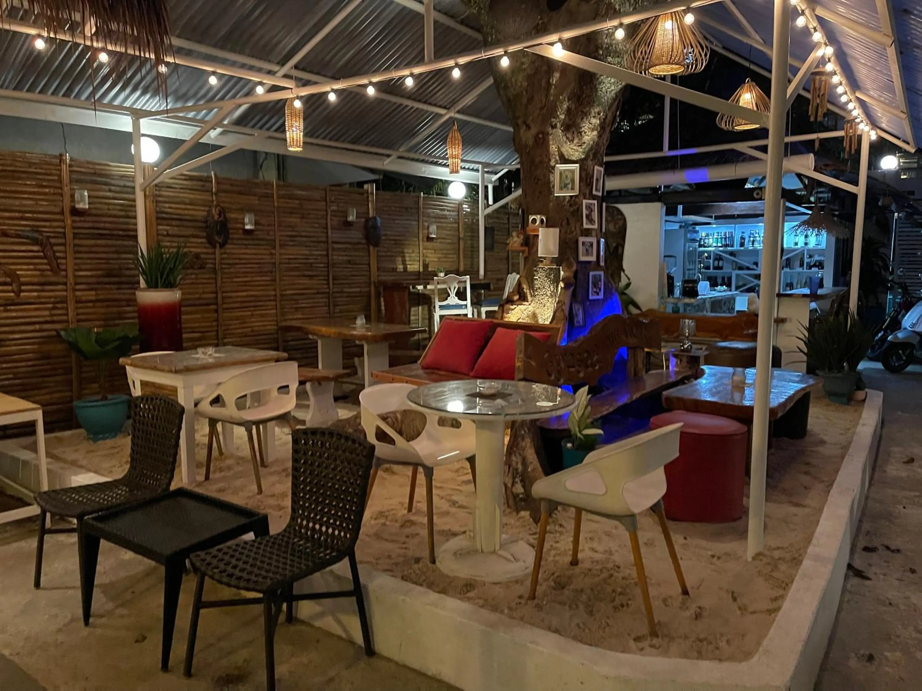 Restaurant/places to eat in Everrich Boutique Resort Boracay